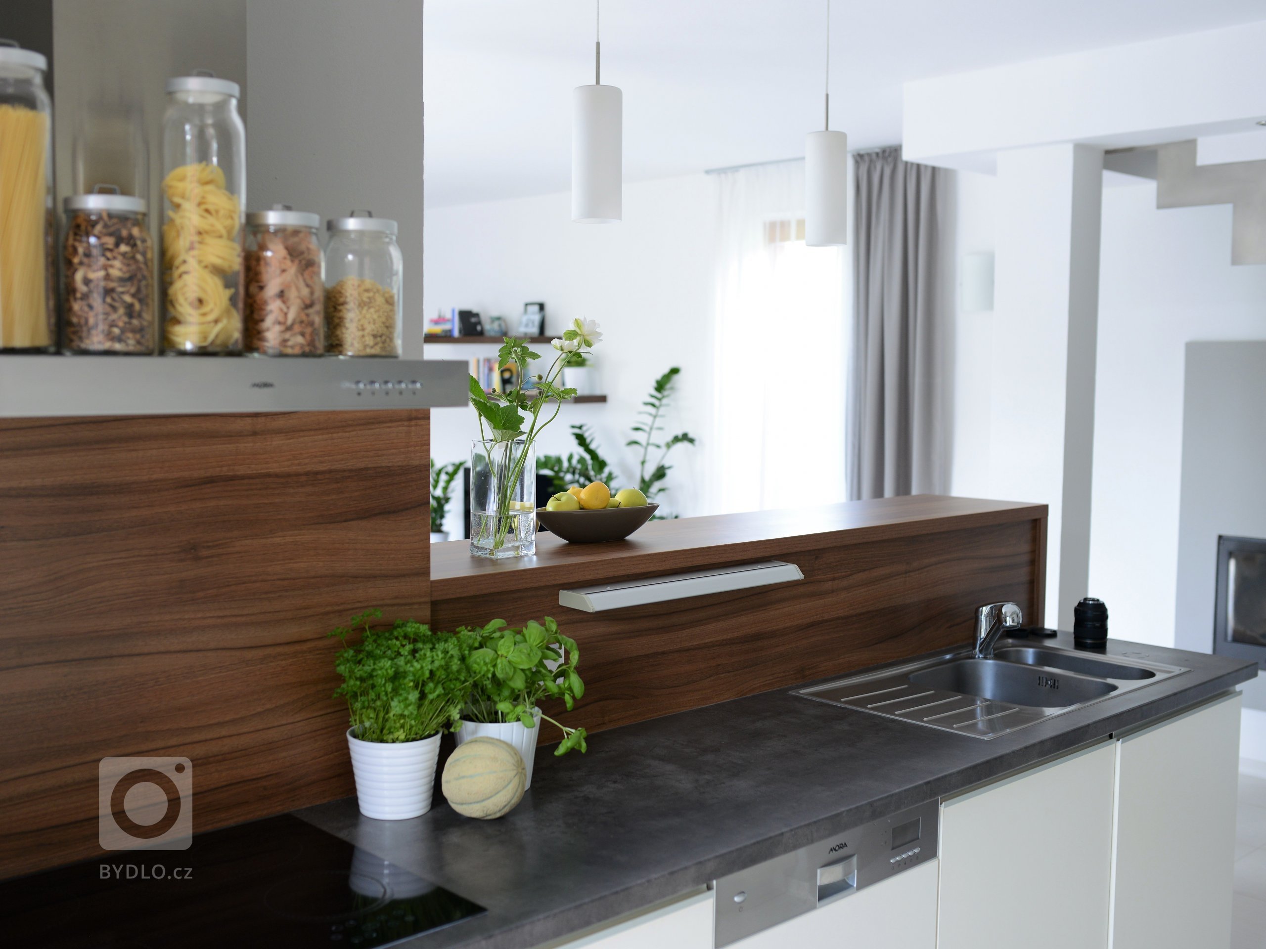 OBYTNÝ PROSTOR S KUCHYNÍ - drobný redesign

Se změnou barev na stěnách došlo v tomto prostoru ke změně celkové nálady pokoje. Pouhou výměnou drobnějšího…