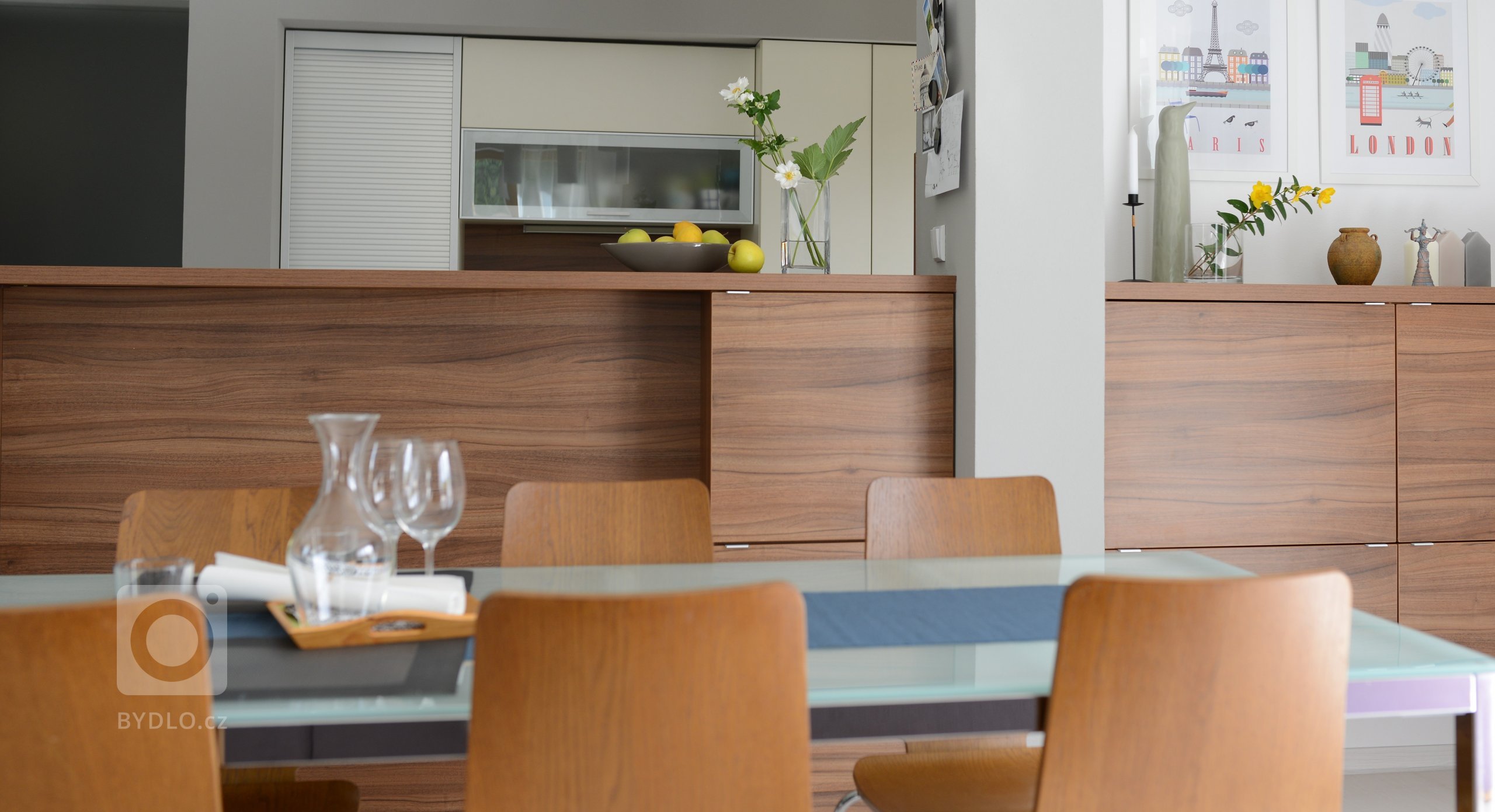 OBYTNÝ PROSTOR S KUCHYNÍ - drobný redesign

Se změnou barev na stěnách došlo v tomto prostoru ke změně celkové nálady pokoje. Pouhou výměnou drobnějšího…