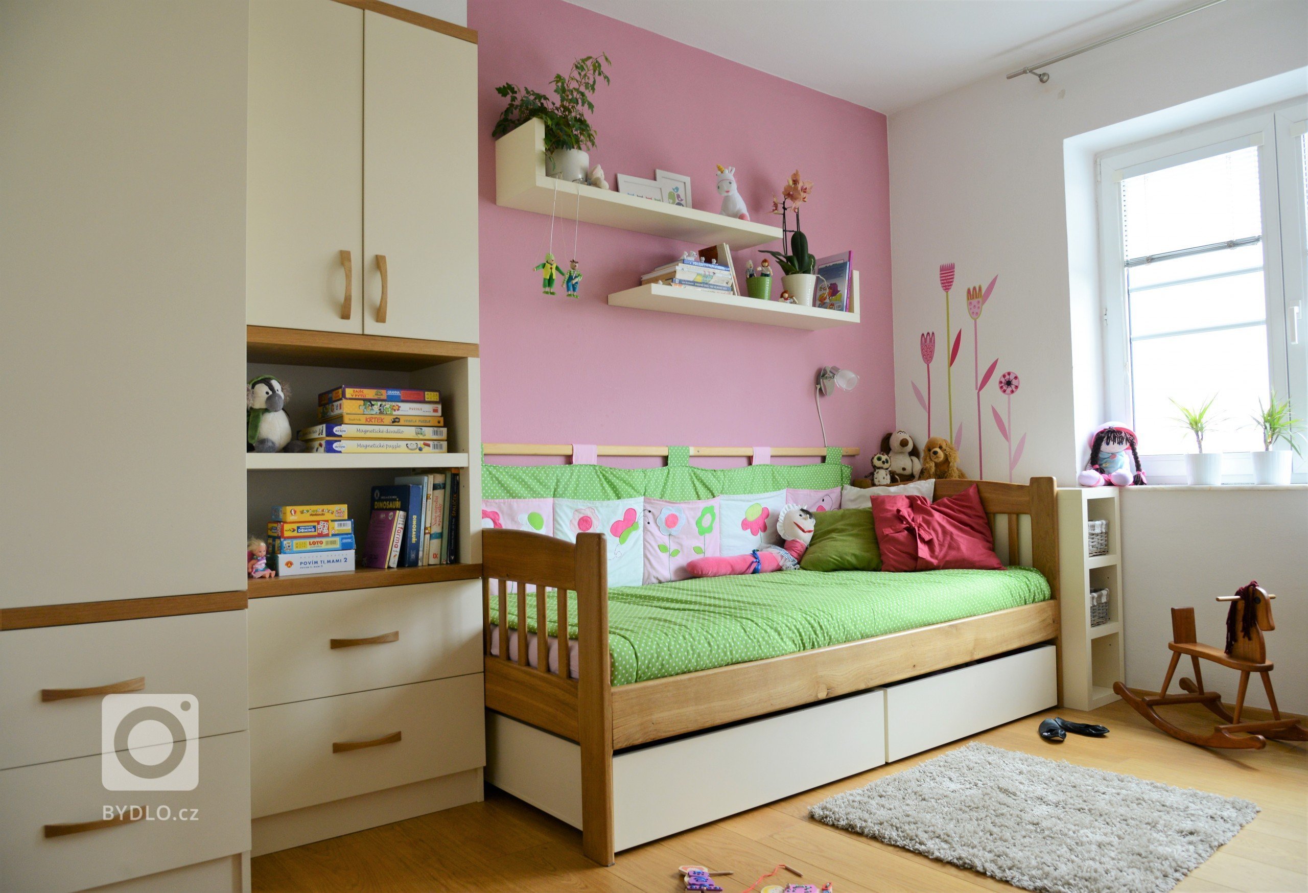 Zde bylo zadání jasné: "Máme dubovou postel od dědečka a k tomu potřebujeme dotvořit zbytek pokoje s možností variability."

Celá realizace…