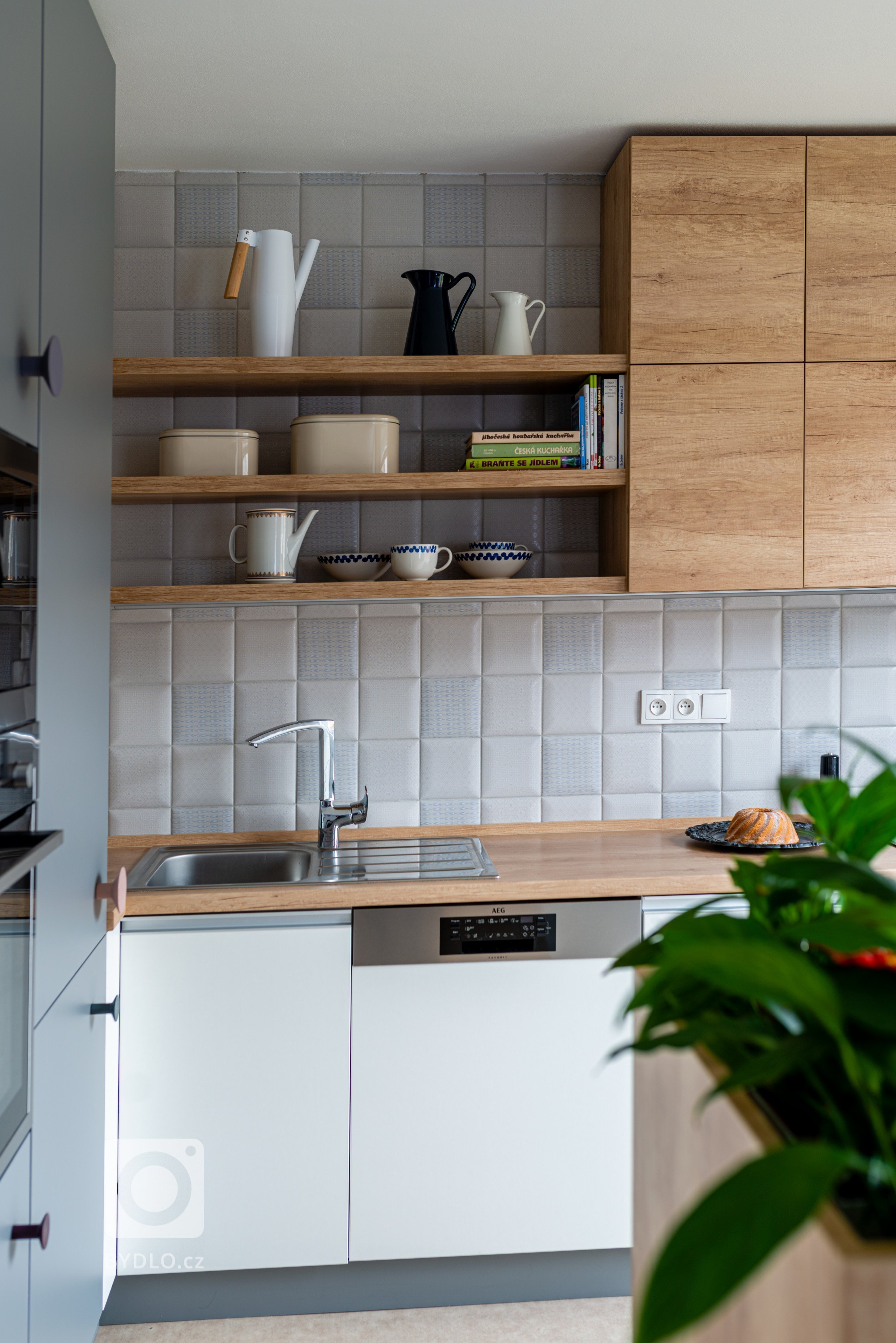 Byt se nachází v&nbsp;bytovém domě ze 70. let minulého století.

Když jsem poprvé vstoupila do upravovaného bytu, dýchnul na mě duch mých dětských let a…