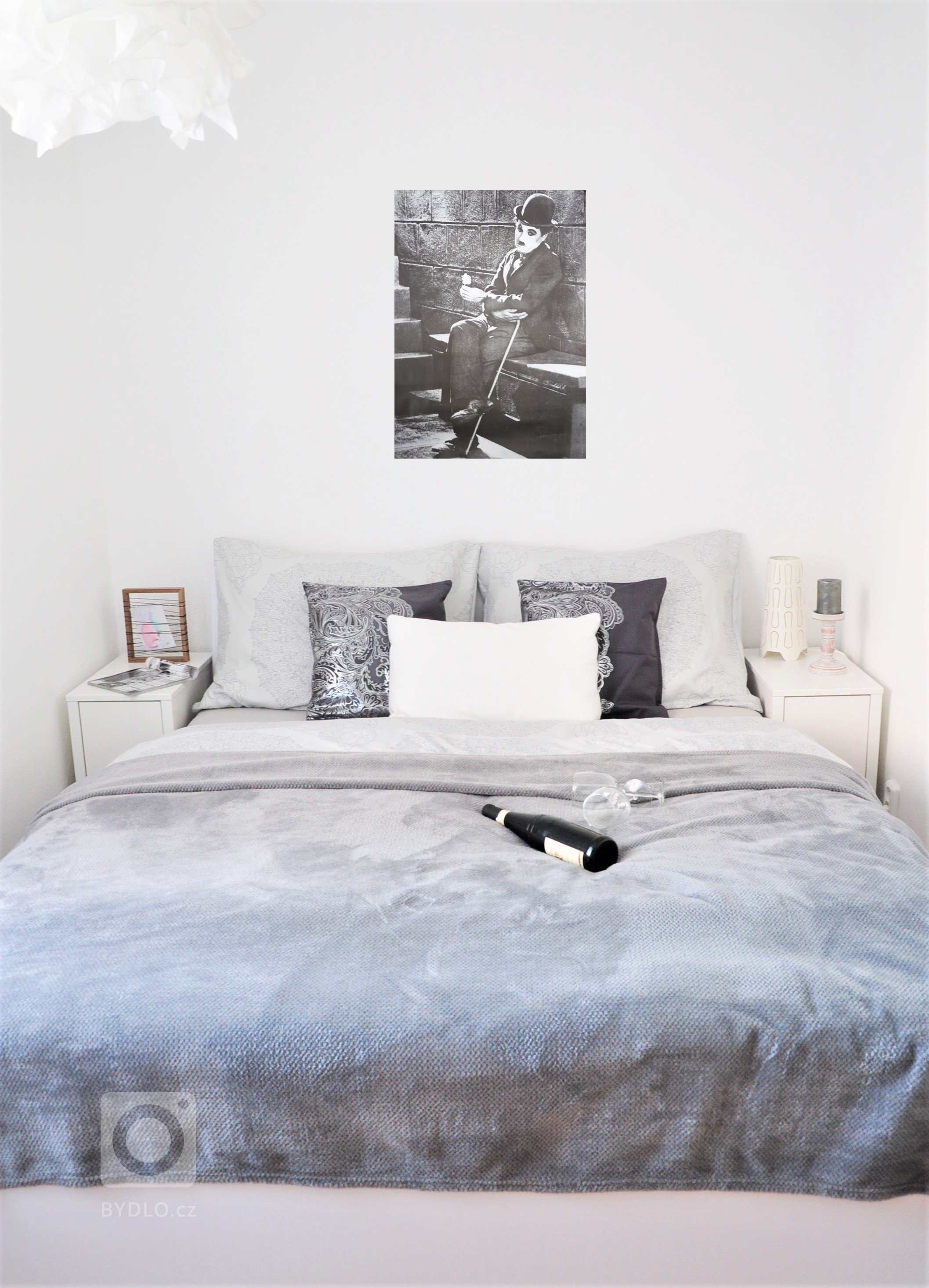 Celému interiéru dominují přirozené barvy dřeva a&nbsp;bílých ploch kombinovaných s&nbsp;tlumenými odstíny šedé, šedomodré zelené a&nbsp;trendové růžové.

…