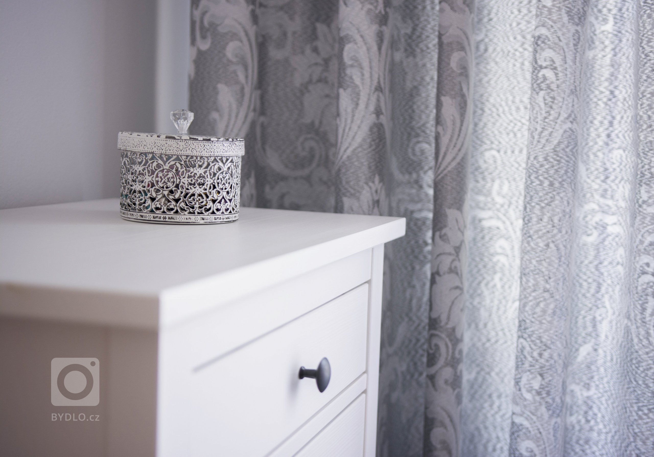 Celému interiéru dominují přirozené barvy dřeva a&nbsp;bílých ploch kombinovaných s&nbsp;tlumenými odstíny šedé, šedomodré zelené a&nbsp;trendové růžové.

…