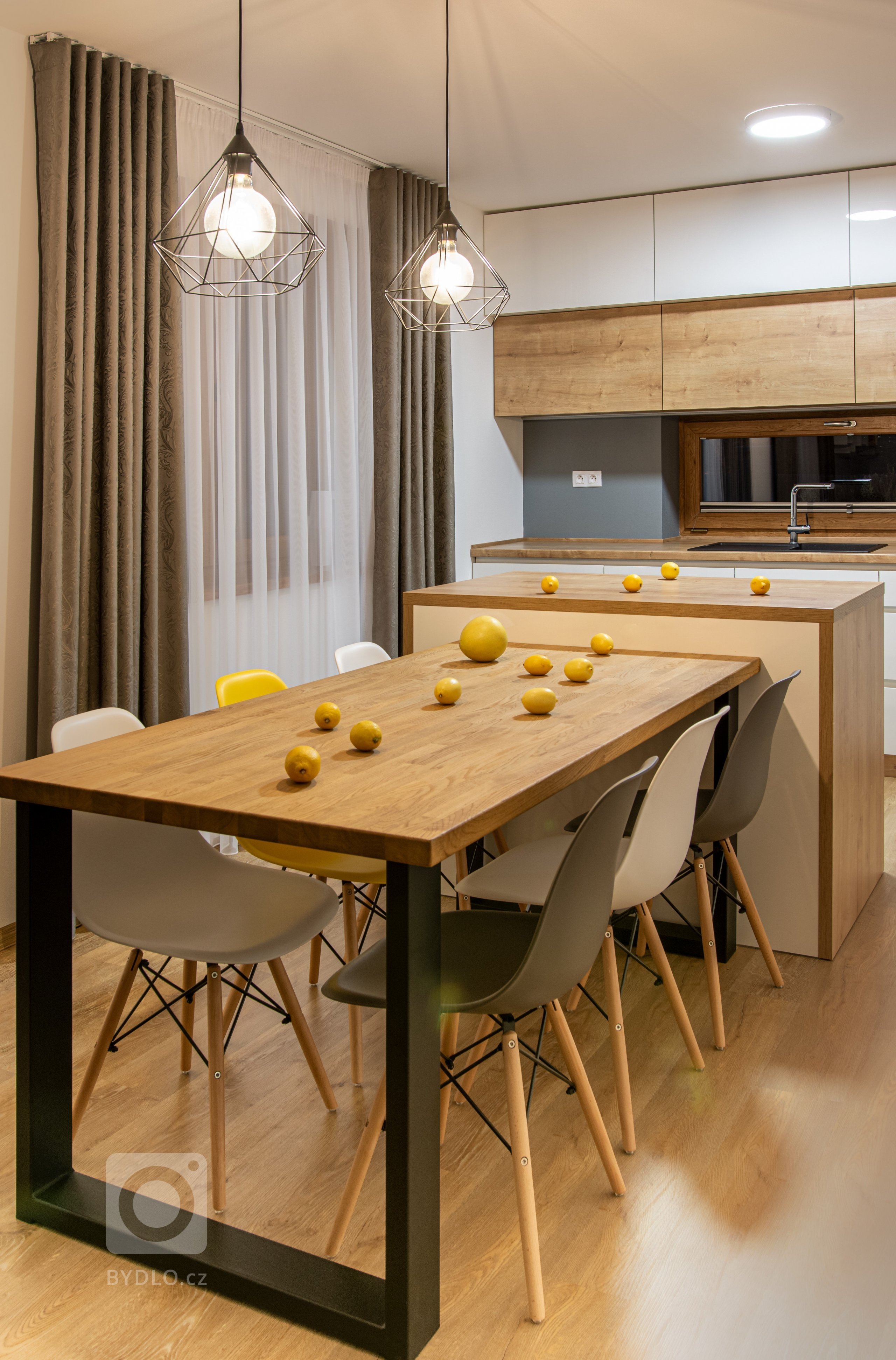 K&nbsp;této realizaci jsem byla přizvaná ve chvíli již hotového, leč prázdného stavebního prostoru.

Jedná se o přízemní rodinný dům, kde již byla daná…