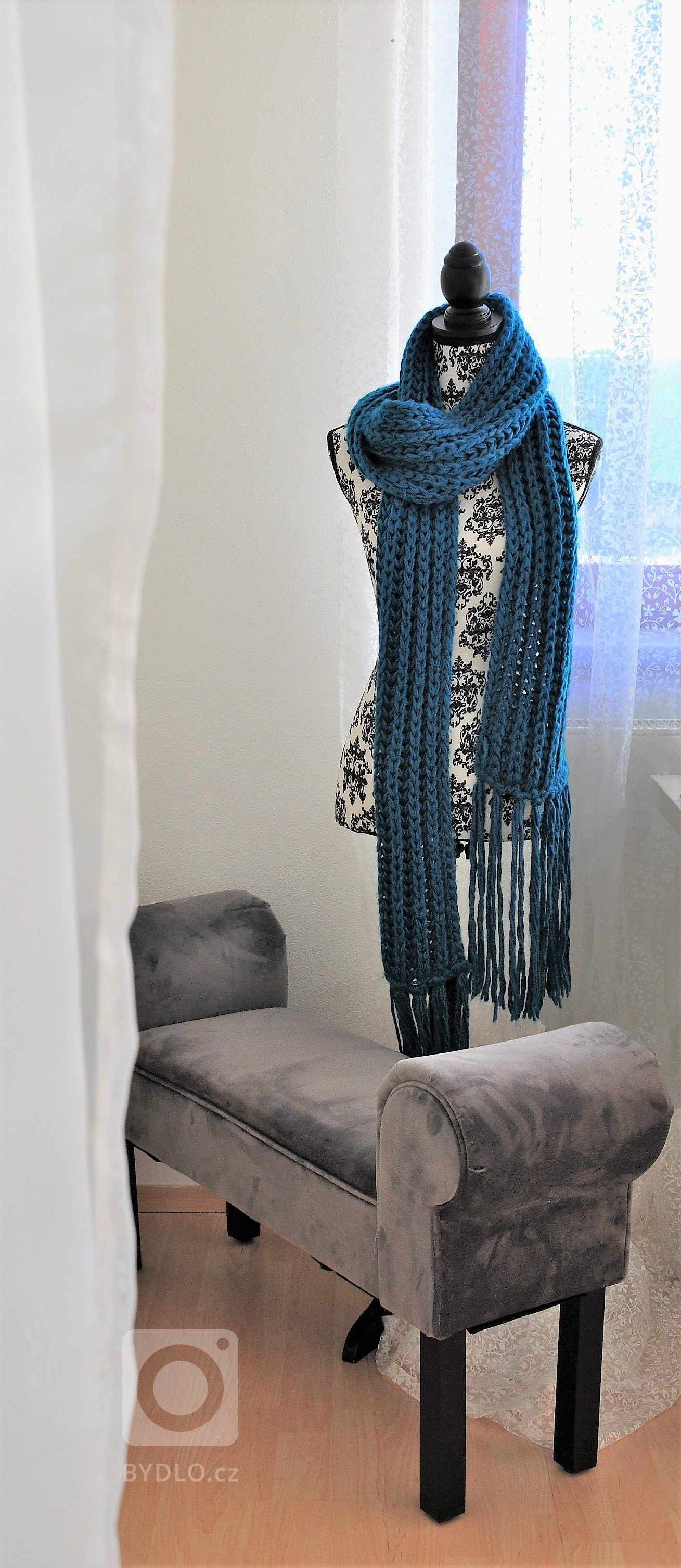 Hlavním požadavkem klientů rodičů bylo odstranit okoukanou oranžovou barvu na nábytku a vytvořit pro dospívající dceru prostor odpovídající jejímu věku. To vše…