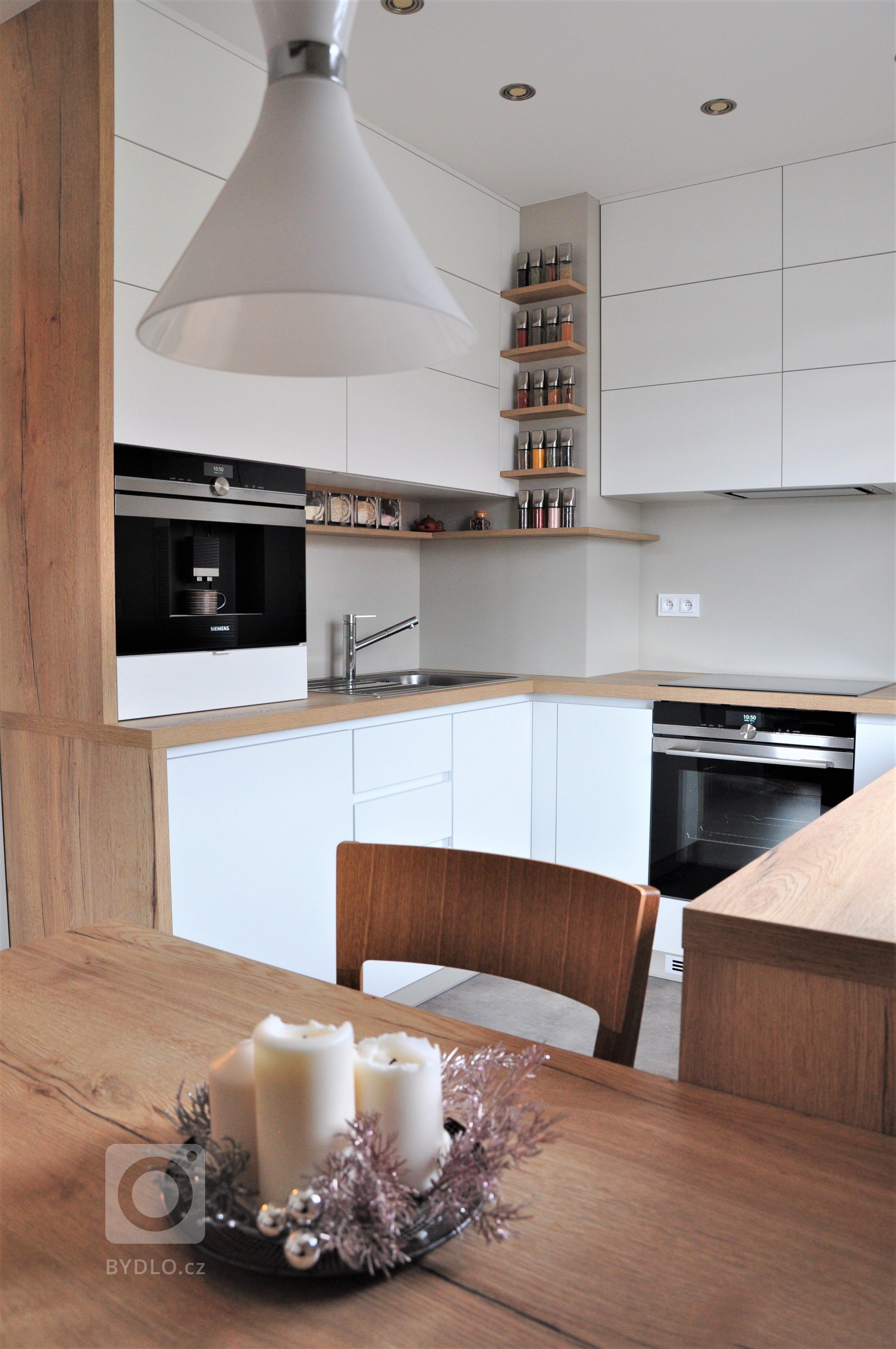 K&nbsp;úplné výměně nábytku a povrchů došlo v&nbsp;kuchyni s&nbsp;jídelním koutem.

Byli jsme omezeni pouze umístěním rozvodů, které by bylo velmi složité…