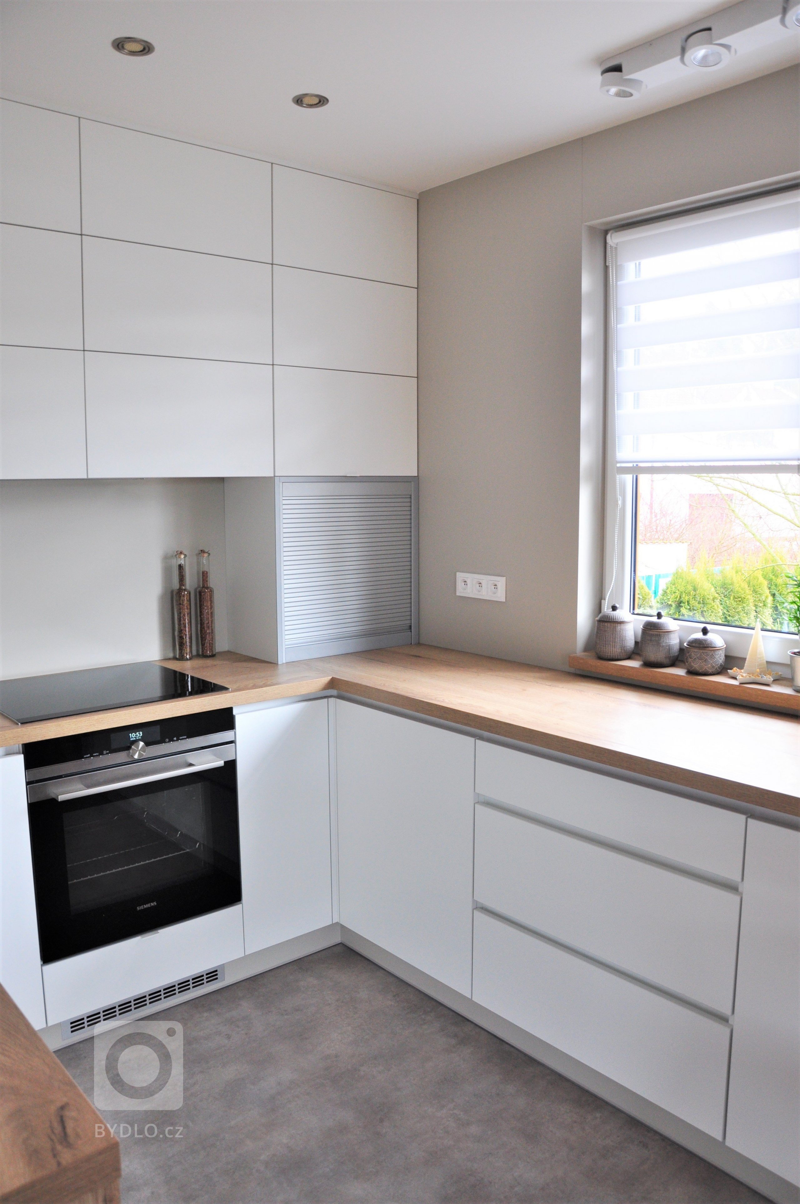 K&nbsp;úplné výměně nábytku a povrchů došlo v&nbsp;kuchyni s&nbsp;jídelním koutem.

Byli jsme omezeni pouze umístěním rozvodů, které by bylo velmi složité…