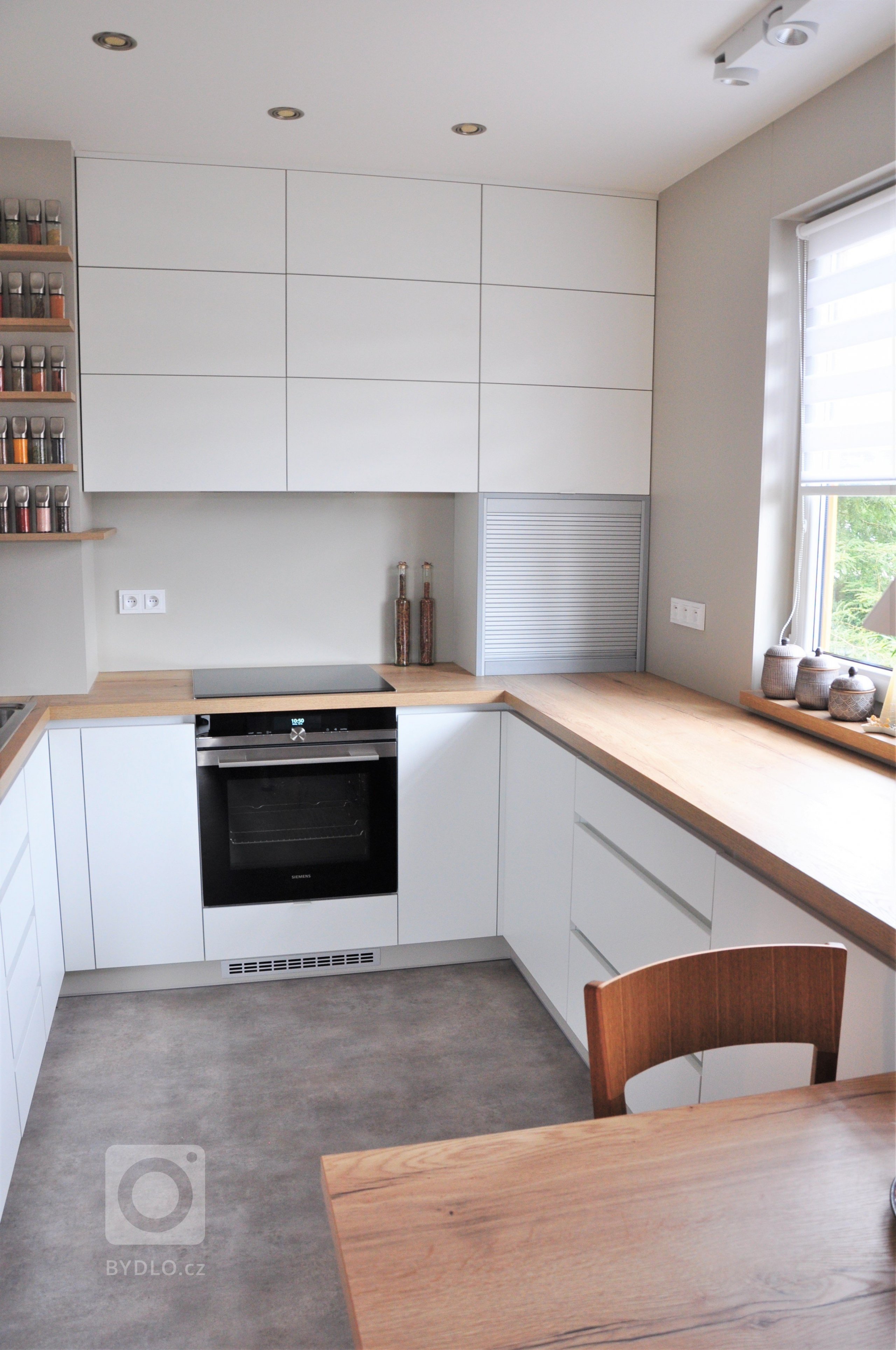 K&nbsp;úplné výměně nábytku a povrchů došlo v&nbsp;kuchyni s&nbsp;jídelním koutem.

Byli jsme omezeni pouze umístěním rozvodů, které by bylo velmi složité…