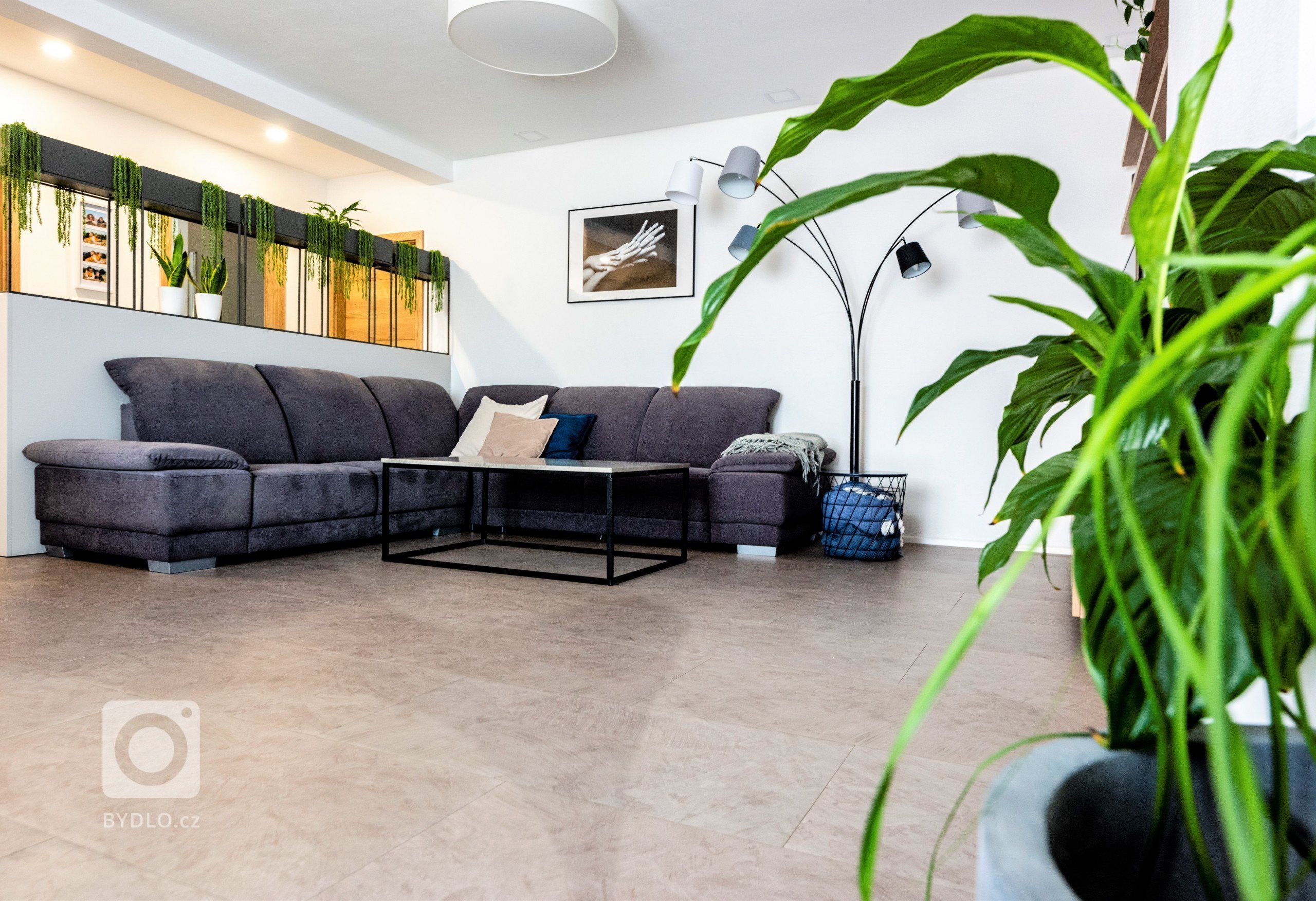 Tento prostor vznikl v přízemí domu na místě původního komerčního prostoru, kde jsme se museli přizpůsobit nosnému systému budovy a návaznosti na přístup do…