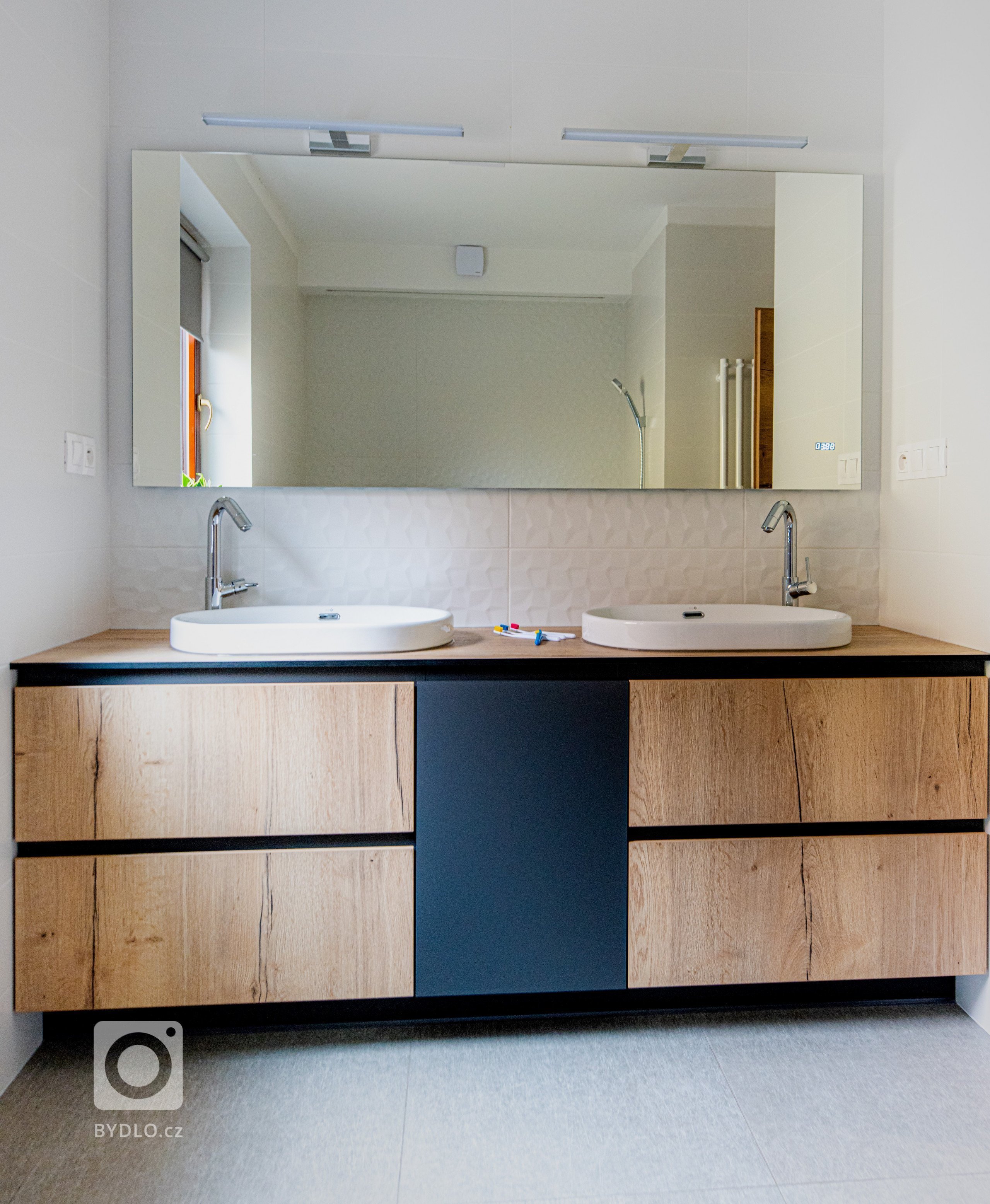 Tento prostor vznikl v přízemí domu na místě původního komerčního prostoru, kde jsme se museli přizpůsobit nosnému systému budovy a návaznosti na přístup do…