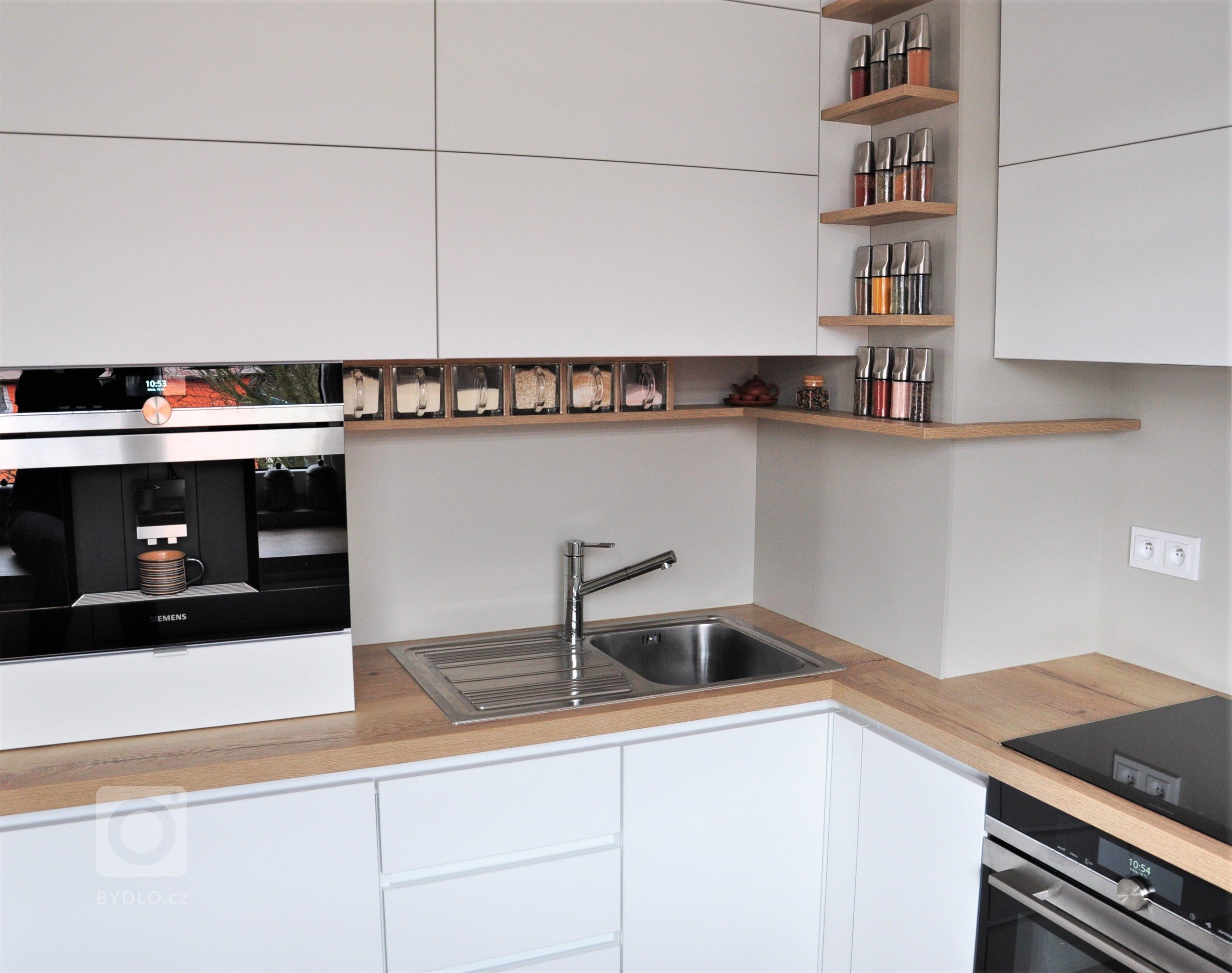 K&nbsp;úplné výměně nábytku a povrchů došlo v&nbsp;kuchyni s&nbsp;jídelním koutem.

Byli jsme omezeni pouze umístěním rozvodů, které by bylo velmi složité…