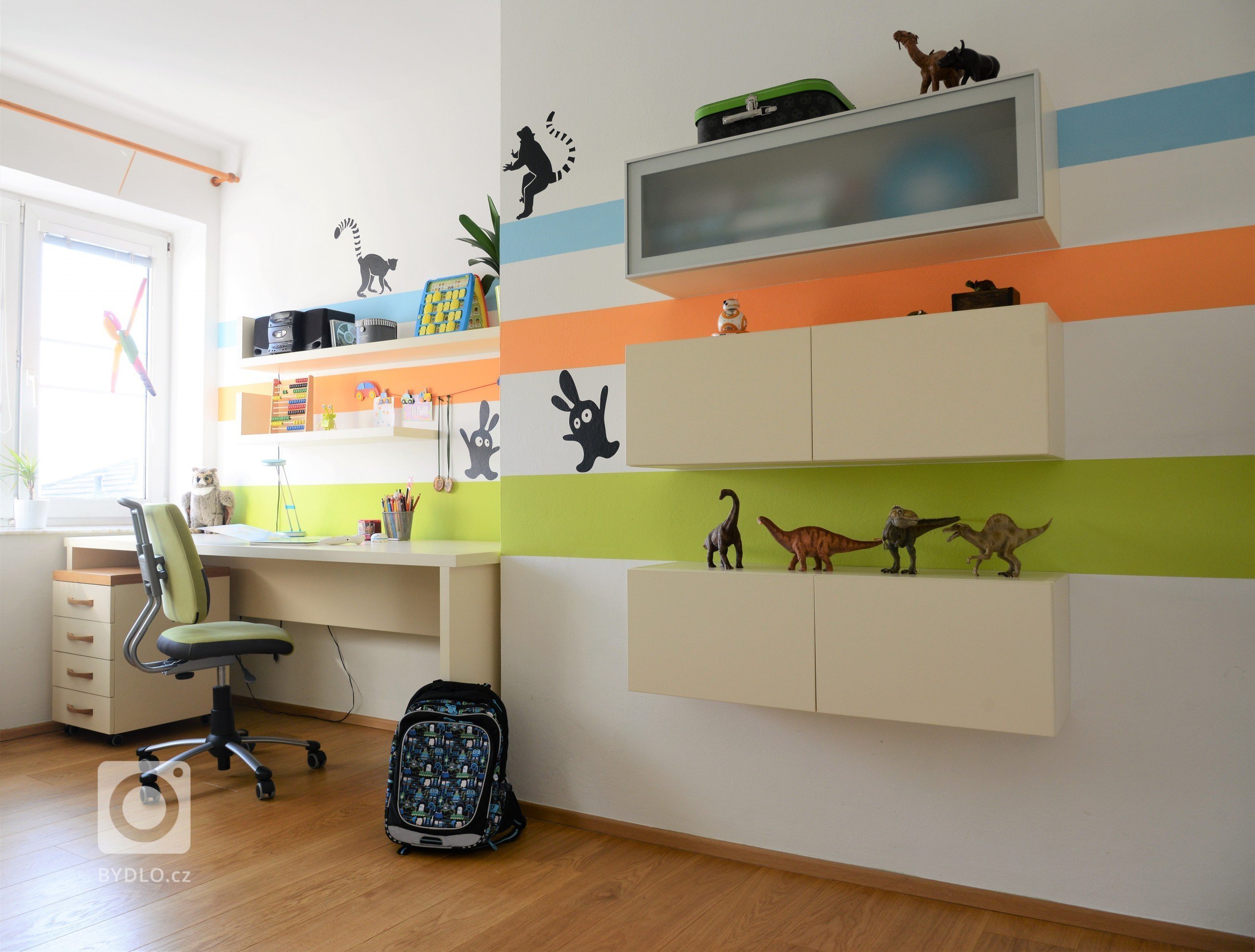 Zde bylo zadání jasné: &quot;Máme dubovou postel od dědečka a k tomu potřebujeme dotvořit zbytek pokoje s možností variability.&quot;

Celá realizace…