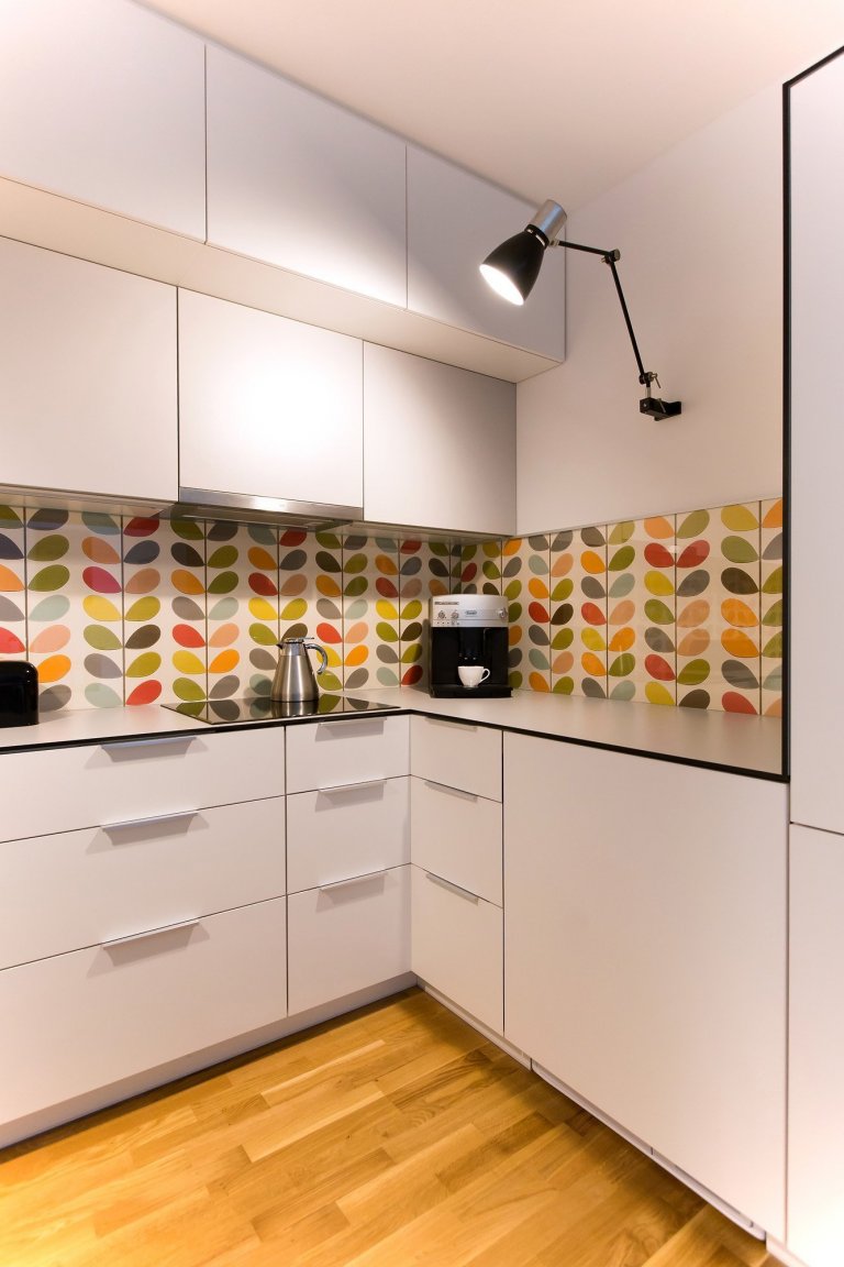 Koncept byl jasný- jednoduchá světlá linka vyladěná tapetou od Orly Kiely, která celý prostor rozzáří. Kuchyň se nachází v&nbsp;tmavém koutě bez okna, proto je…