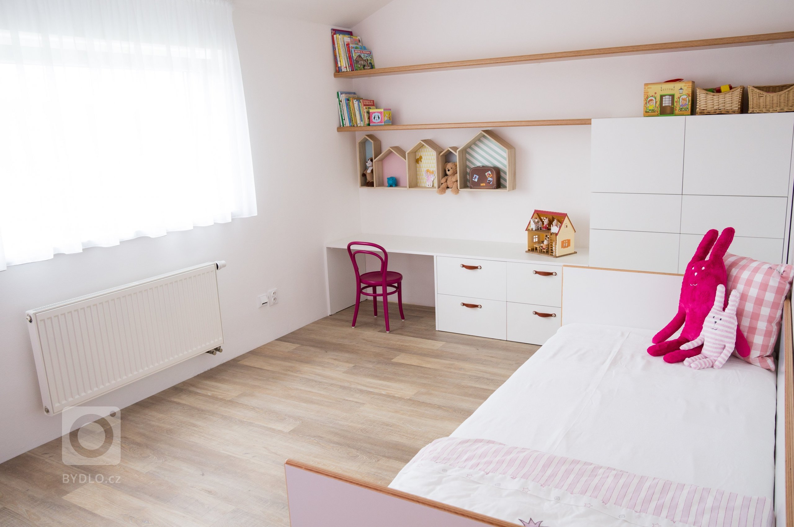 Pokojíček pro holčičku ve školkovém věku a až z ní bude školačka, stačí jen přidat stůl pod okno a nad něj přemístit poličku "houses".
Nábytek je…