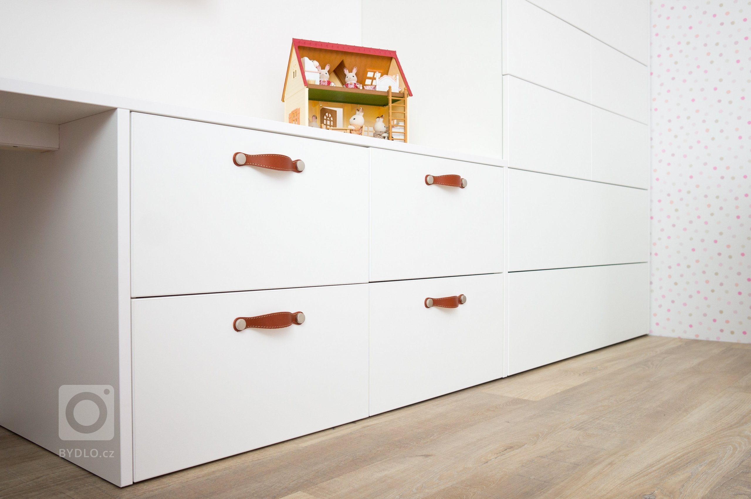 Pokojíček pro holčičku ve školkovém věku a až z ní bude školačka, stačí jen přidat stůl pod okno a nad něj přemístit poličku "houses".
Nábytek je…