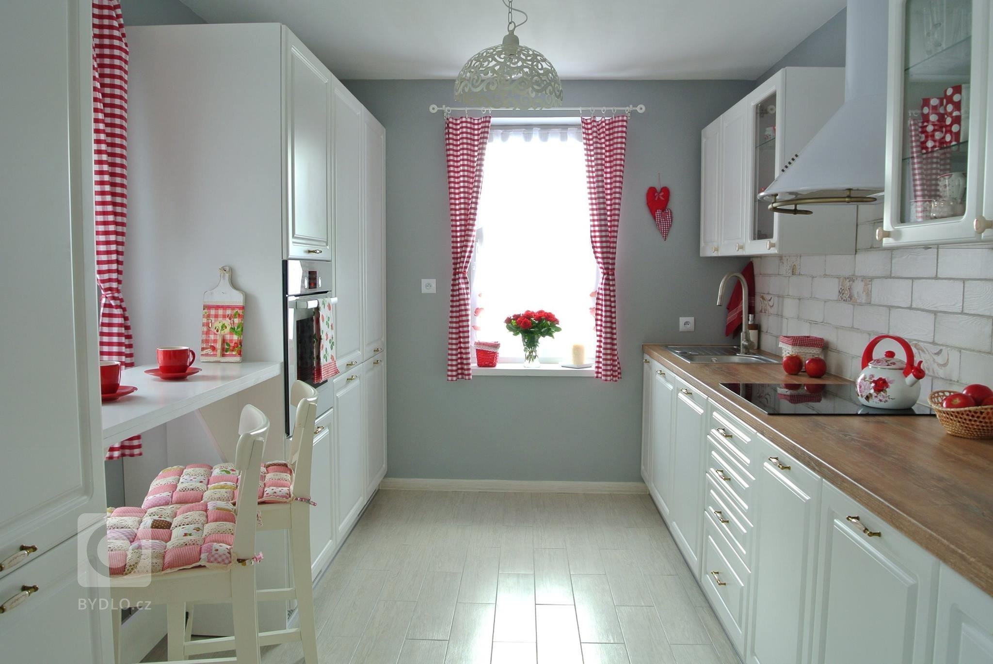 Kvalitní levná kuchyně z bílé fólie ve stylu Provence
