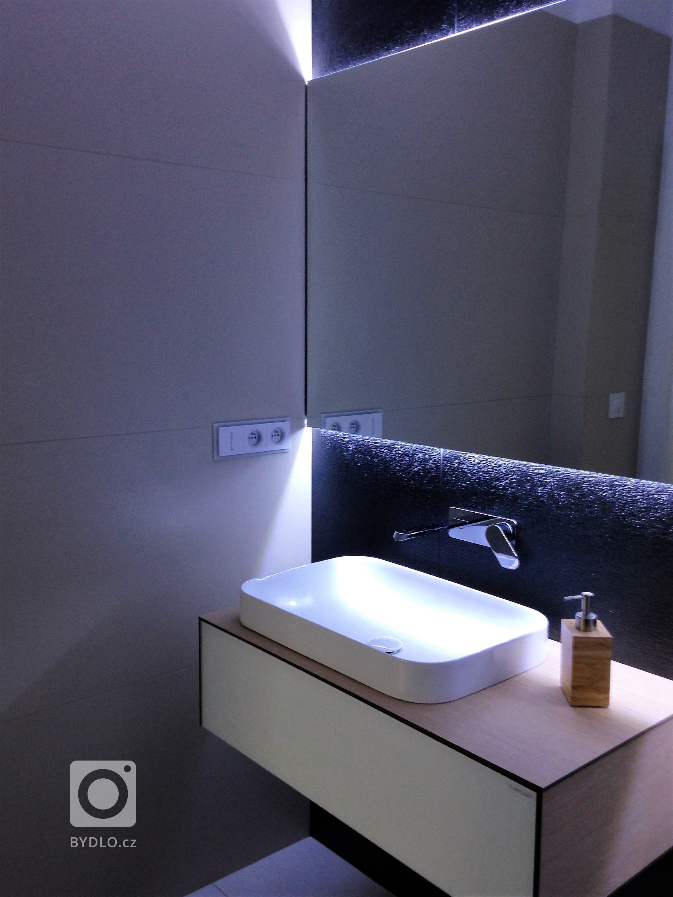 Minimalistická, vzdušná a čistá &ndash; takový byl požadavek paní majitelky na proměnu vstupní haly a koupelny v rodinném domě. Dominantním materiálem je sklo…