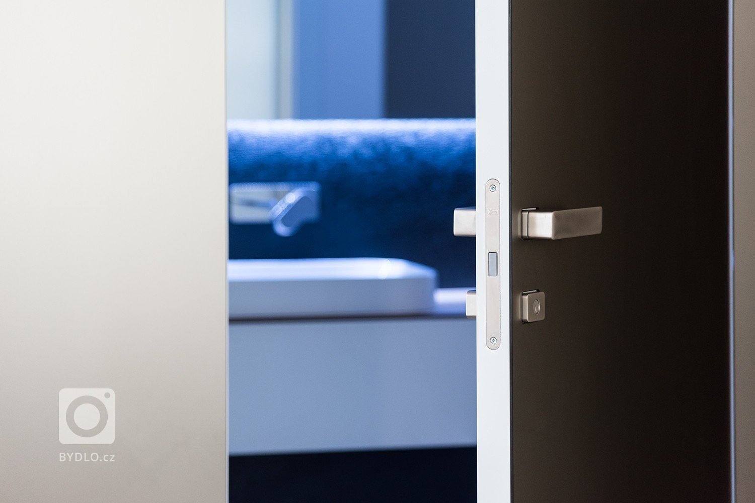 Minimalistická, vzdušná a čistá &ndash; takový byl požadavek paní majitelky na proměnu vstupní haly a koupelny v rodinném domě. Dominantním materiálem je sklo…