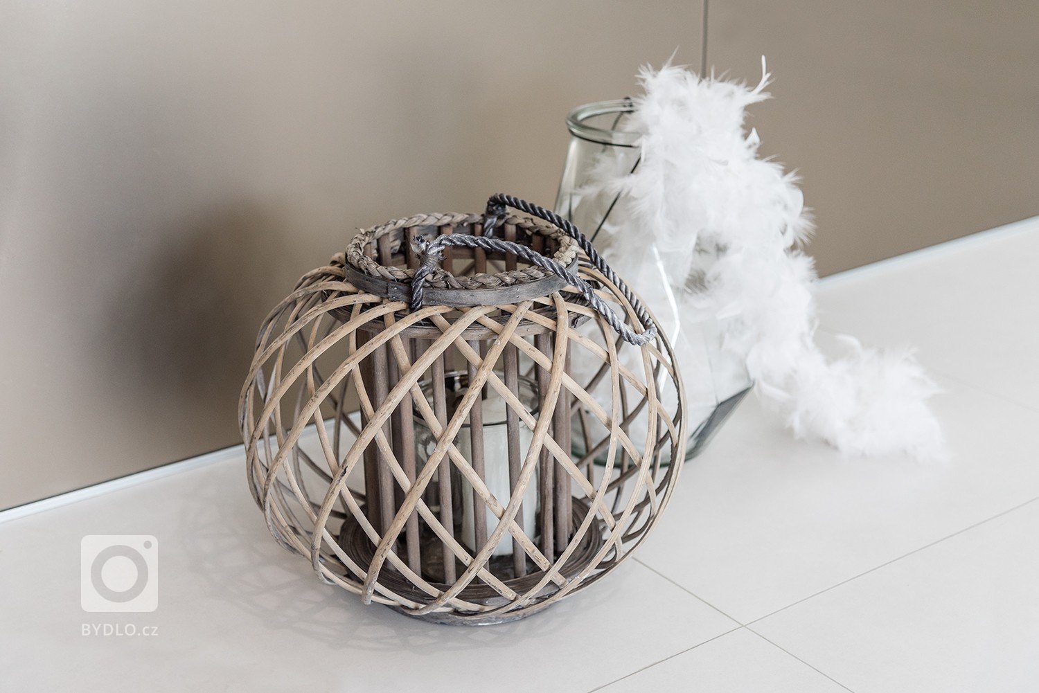 Minimalistická, vzdušná a čistá &ndash; takový byl požadavek paní majitelky na proměnu vstupní haly a koupelny v rodinném domě. Dominantním materiálem je sklo…