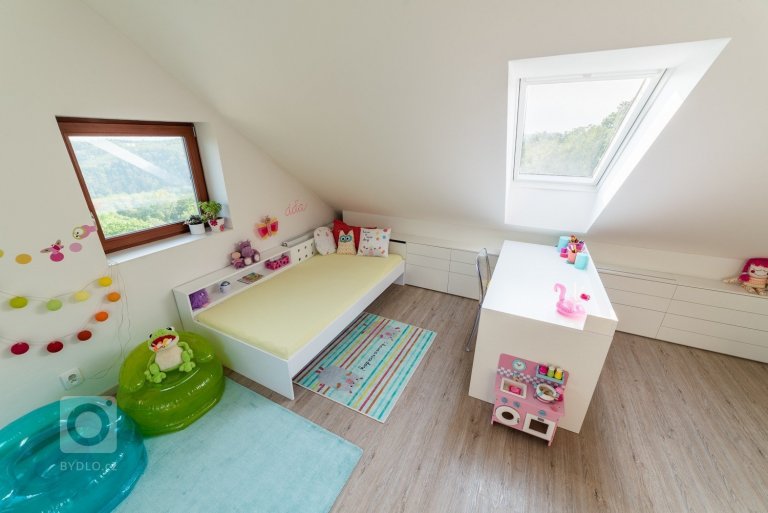 Prostorný slunný pokojíček je orientován na jih a je určen pro dvě holky &ndash; dvojčata.&nbsp; Podkroví nabízí dostatek místa pro hry i úložné prostory.…