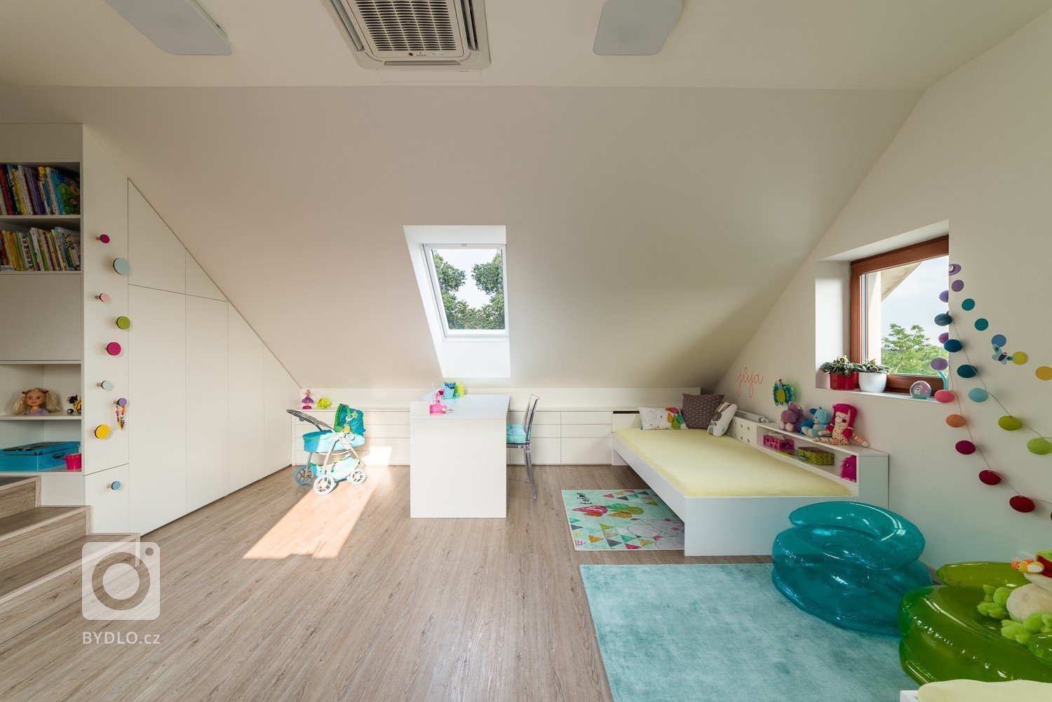 Prostorný slunný pokojíček je orientován na jih a je určen pro dvě holky &ndash; dvojčata.&nbsp; Podkroví nabízí dostatek místa pro hry i úložné prostory.…