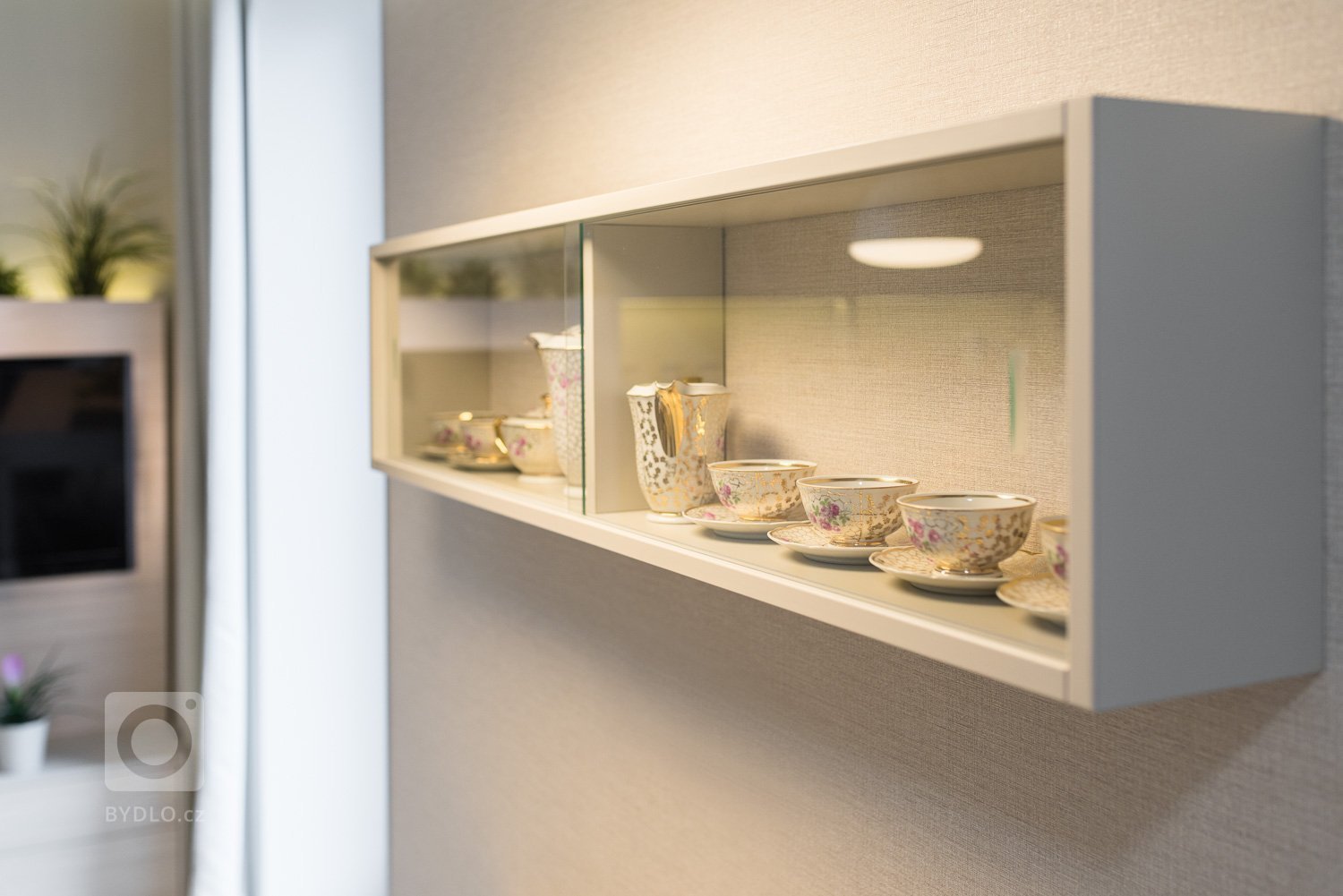 Obývací pokoj se zahrádkou pro starší manžele, kteří si pořídili pohodlné bydlení na léta zaslouženého odpočinku. Jejich přáním byla střídmost a jednoduchost.…