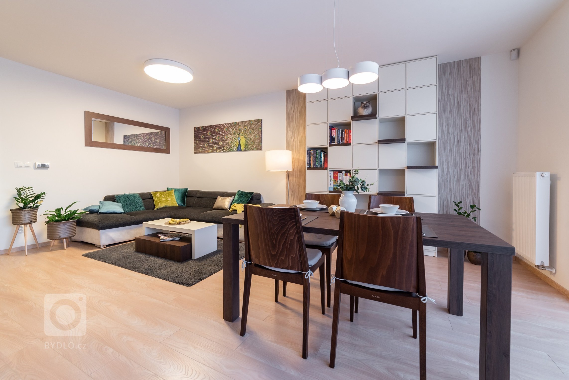 Mým hlavním úkolem bylo kromě obýváku a kuchyně vymyslet knihovnu, která bude sloužit i kočkám - po které budou moci vyšplhat až na vrchol a v&nbsp;klidu…