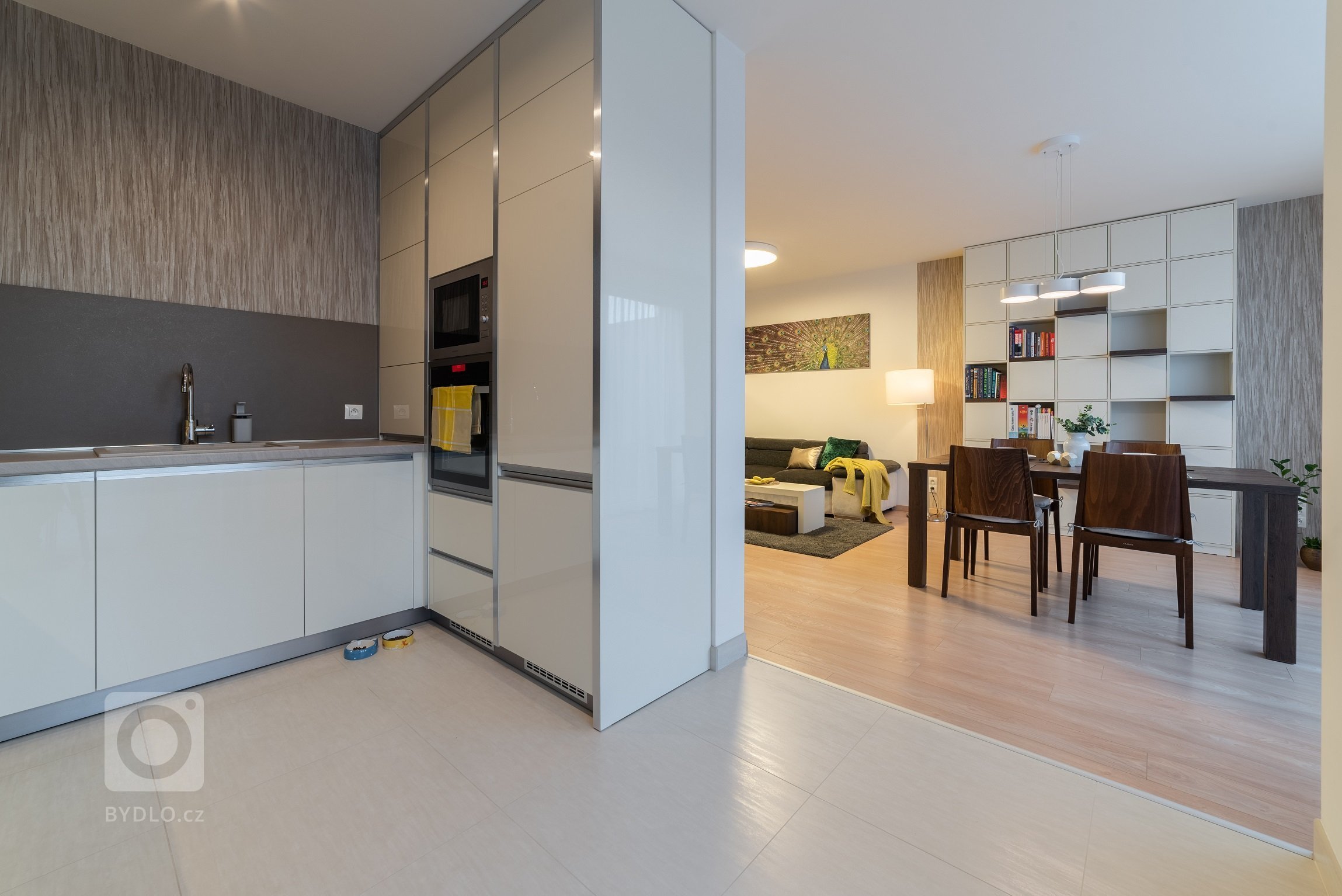 Mým hlavním úkolem bylo kromě obýváku a kuchyně vymyslet knihovnu, která bude sloužit i kočkám - po které budou moci vyšplhat až na vrchol a v&nbsp;klidu…