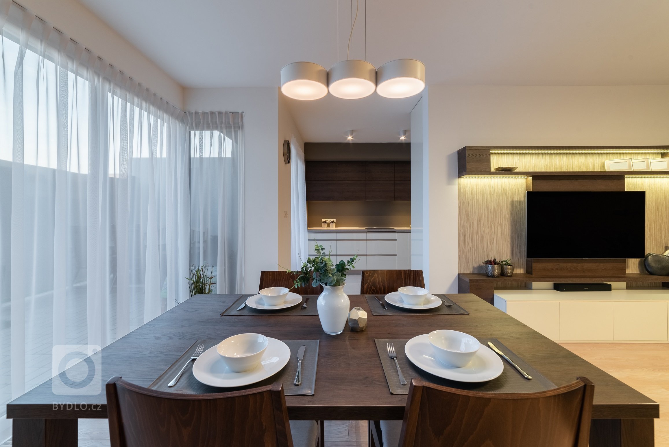 Mým hlavním úkolem bylo kromě obýváku a kuchyně vymyslet knihovnu, která bude sloužit i kočkám - po které budou moci vyšplhat až na vrchol a v&nbsp;klidu…