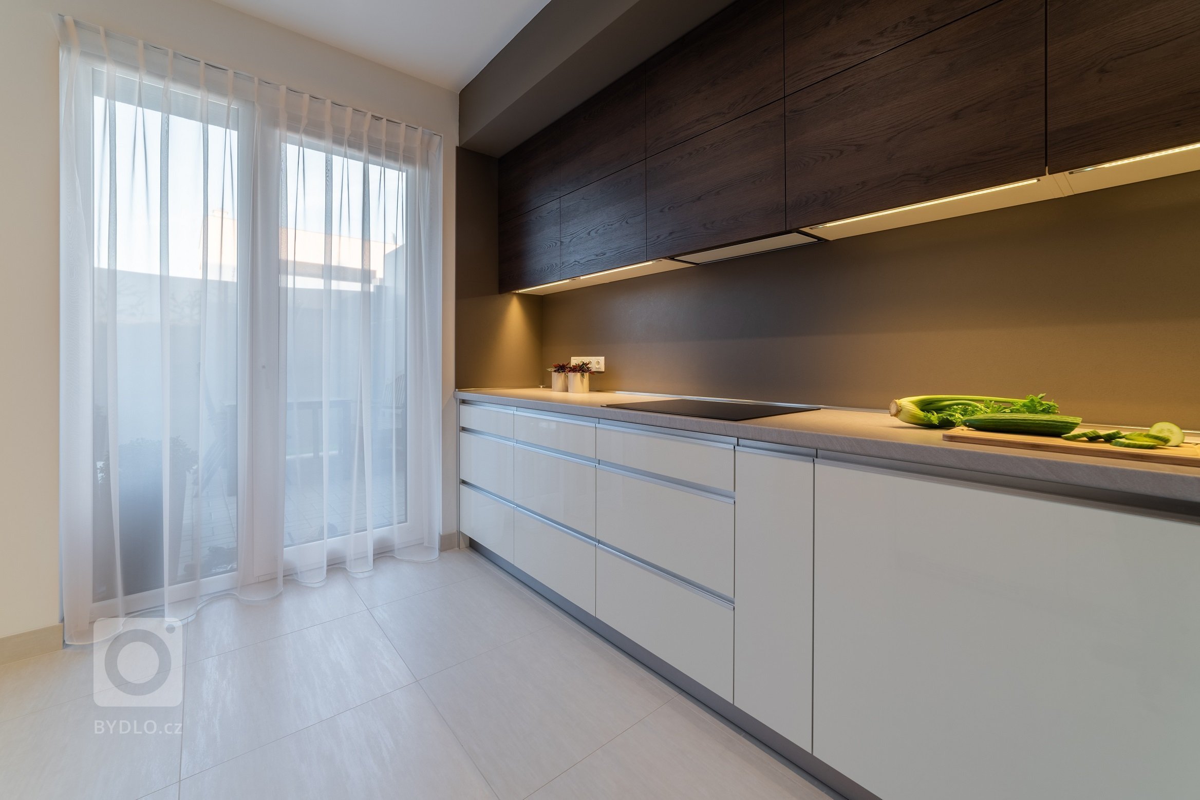 Mým hlavním úkolem bylo kromě obýváku a kuchyně vymyslet knihovnu, která bude sloužit i kočkám - po které budou moci vyšplhat až na vrchol a v&nbsp;klidu…