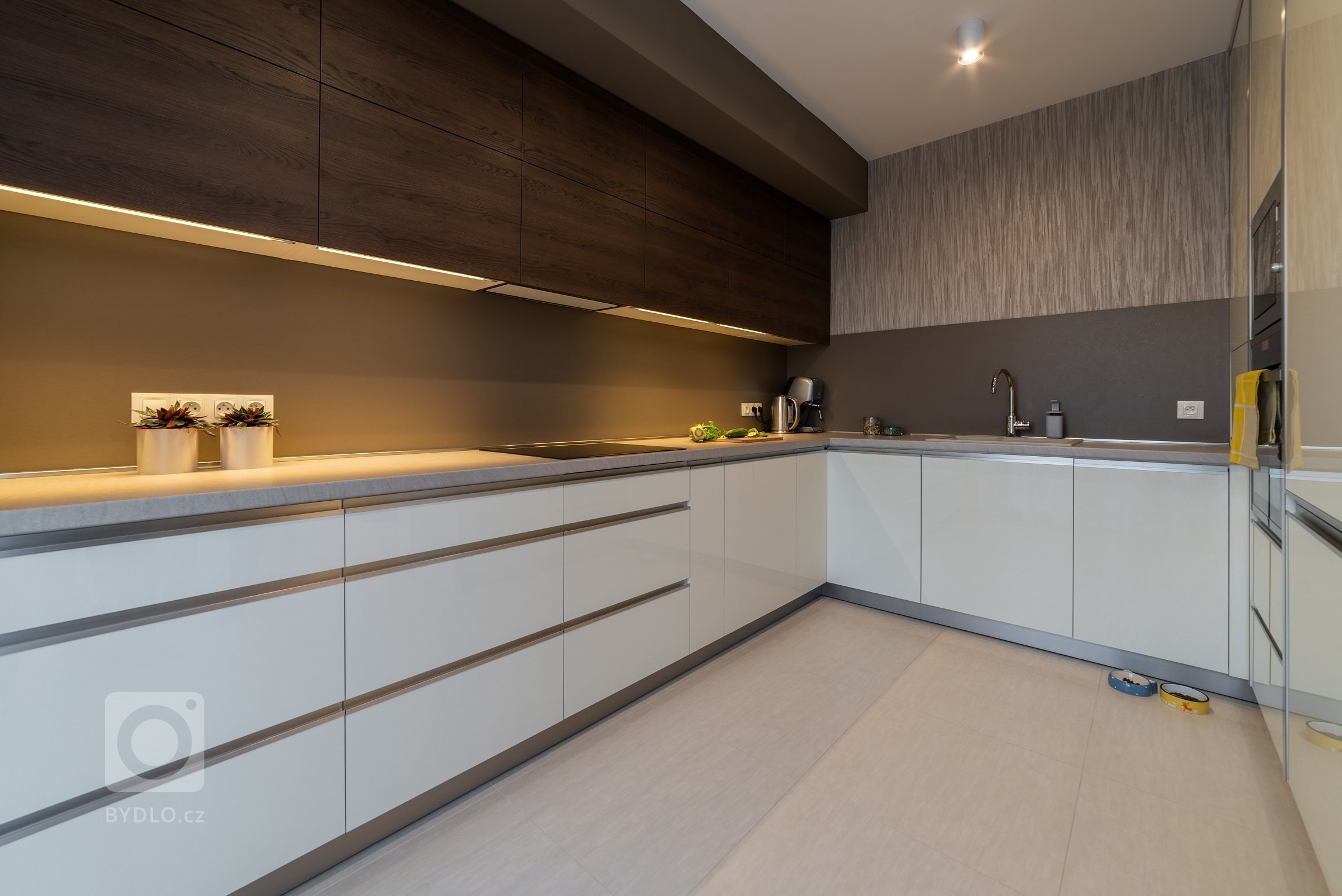 Mým hlavním úkolem bylo kromě obýváku a kuchyně vymyslet knihovnu, která bude sloužit i kočkám - po které budou moci vyšplhat až na vrchol a v&nbsp;klidu…