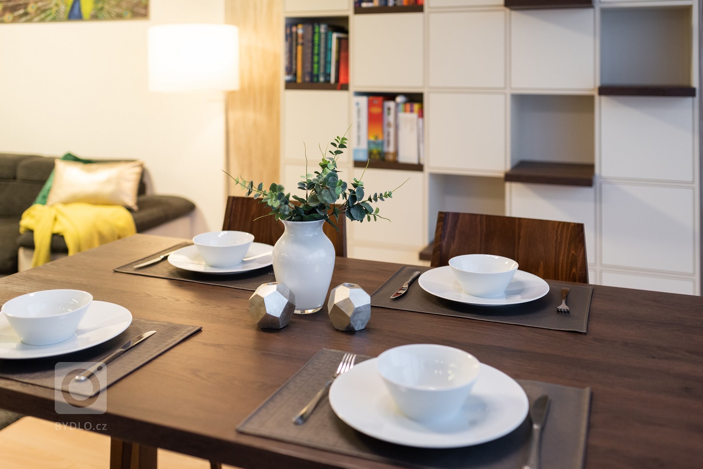 Mým hlavním úkolem bylo kromě obýváku a kuchyně vymyslet knihovnu, která bude sloužit i kočkám - po které budou moci vyšplhat až na vrchol a v&nbsp;klidu…