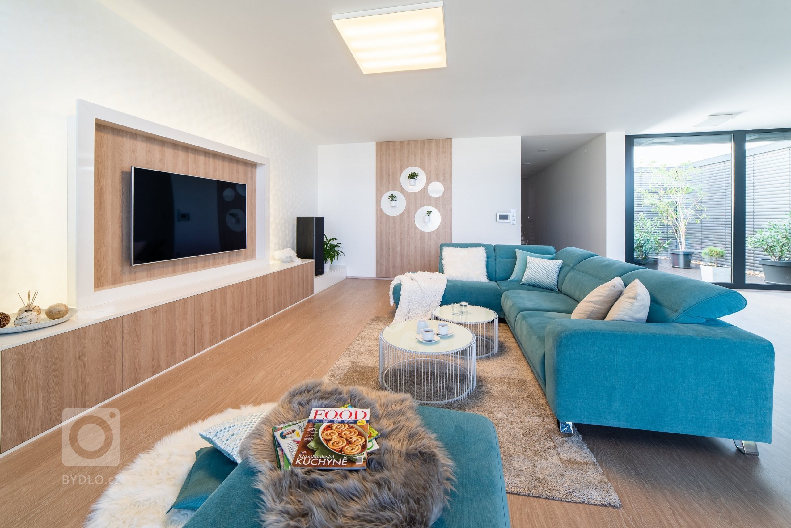 Majitelé krásného atriového domu si koupili tyrkysovou pohovku. Na mě se obrátili,&nbsp;abych k ní vymyslela obývací pokoj.
