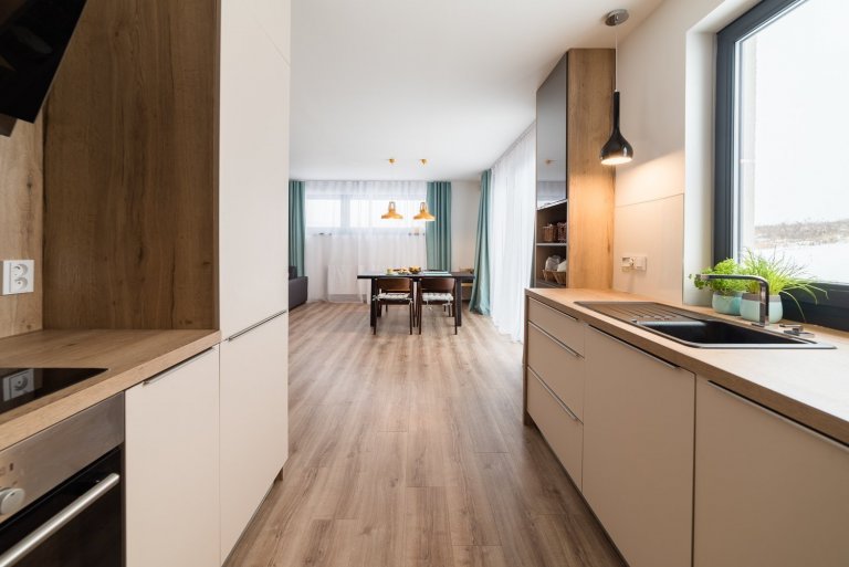 Partnerská dvojice&nbsp;si před nastěhováním do nové dřevostavby přála &ldquo;vzdušný teplý rodinný design&ldquo;. A konkrétně &bdquo;pro ni&ldquo; &ndash;…