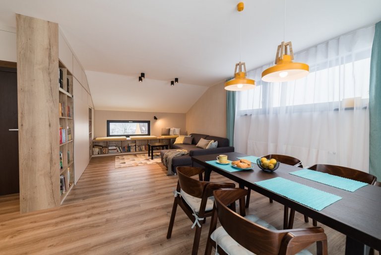 Partnerská dvojice&nbsp;si před nastěhováním do nové dřevostavby přála &ldquo;vzdušný teplý rodinný design&ldquo;. A konkrétně &bdquo;pro ni&ldquo; &ndash;…