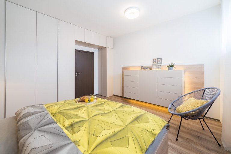 Partnerská dvojice&nbsp;si před nastěhováním do nové dřevostavby přála &ldquo;vzdušný teplý rodinný design&ldquo;. A konkrétně &bdquo;pro ni&ldquo; &ndash;…