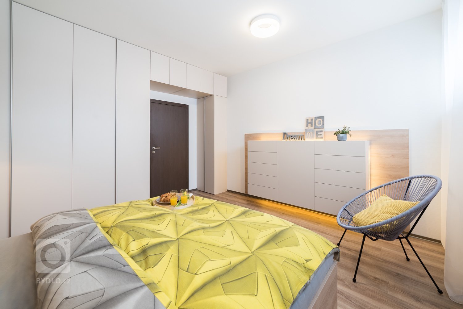 Partnerská dvojice&nbsp;si před nastěhováním do nové dřevostavby přála &ldquo;vzdušný teplý rodinný design&ldquo;. A konkrétně &bdquo;pro ni&ldquo; &ndash;…