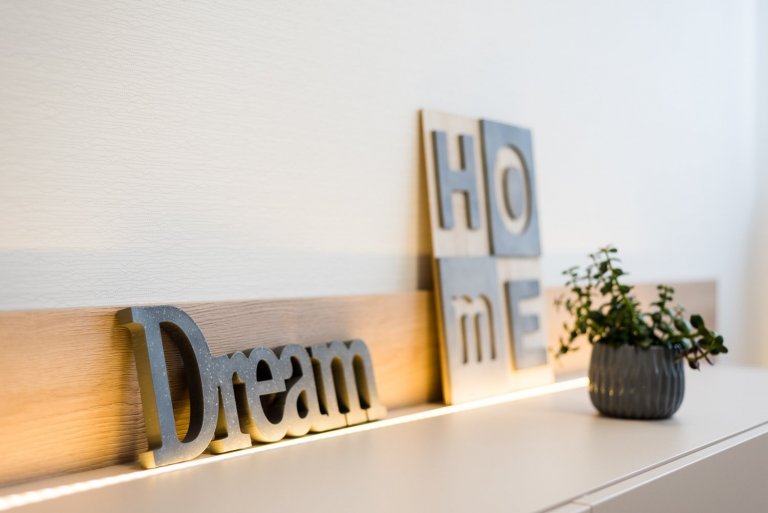 Partnerská dvojice&nbsp;si před nastěhováním do nové dřevostavby přála &ldquo;vzdušný teplý rodinný design&ldquo;. A konkrétně &bdquo;pro ni&ldquo; &ndash;…