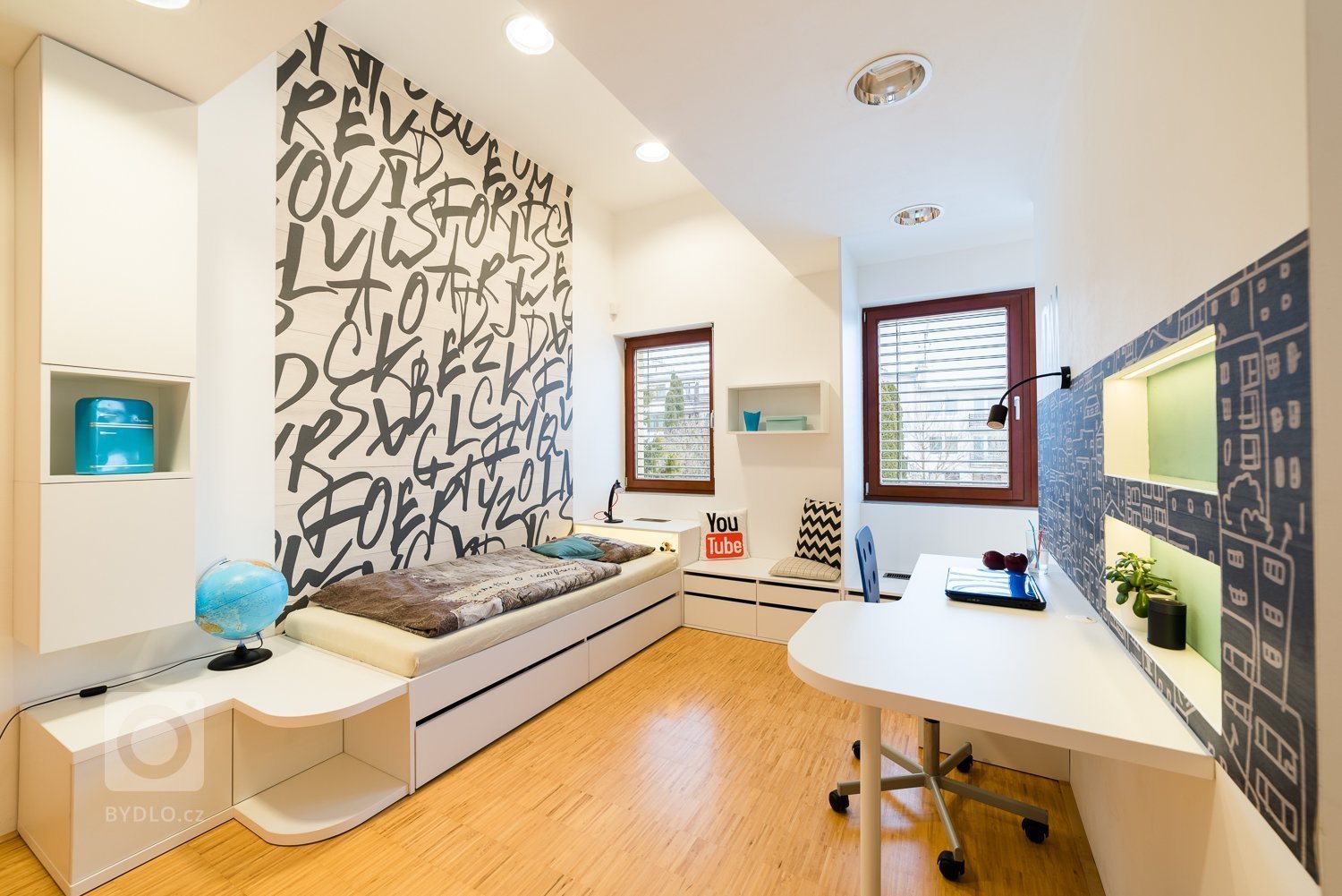 Sdílený dětský pokoj byl na přání dětí rozdělen na &quot;holčičí&quot; a &quot;klučičí&quot; část. Vzhledem k tomu, že má společná okna a jedny dveře, nebylo…