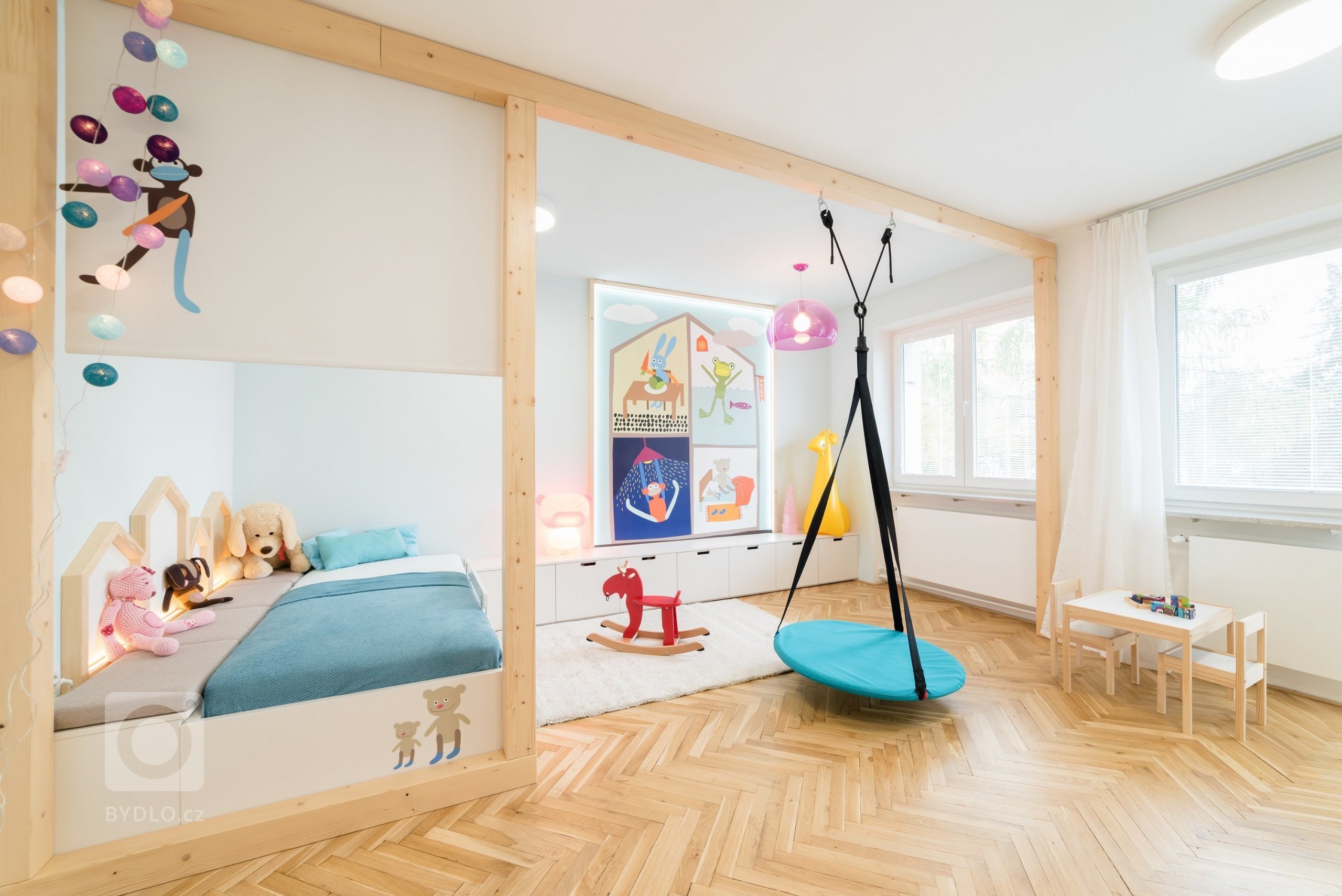 Prostrorný dětský pokoj byl navržen jako rostoucí, veškerý nábytek je zatím pro dítě ve školce&nbsp;situován u podlahy, postupem času lze doplnit nástěnné…