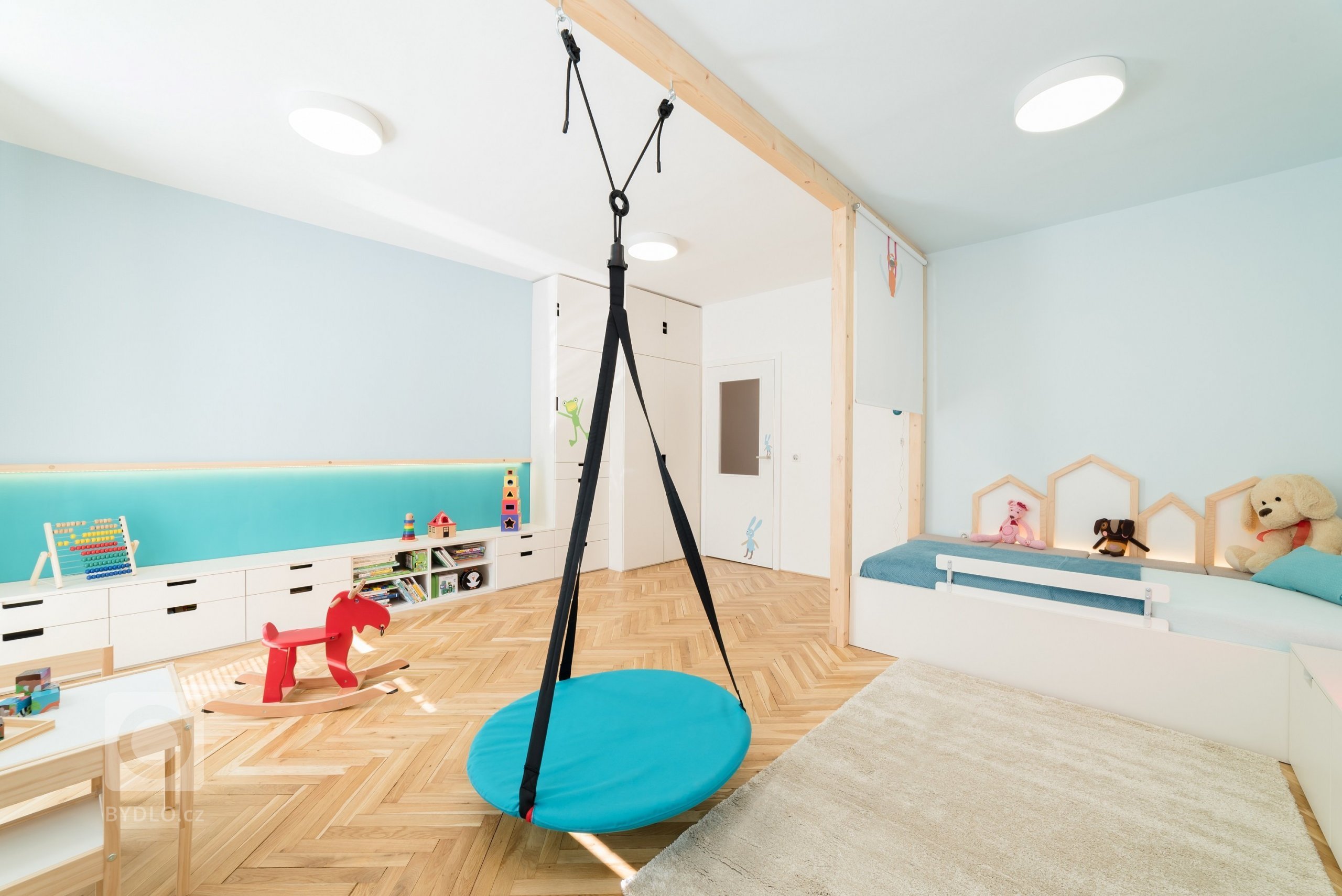 Prostrorný dětský pokoj byl navržen jako rostoucí, veškerý nábytek je zatím pro dítě ve školce&nbsp;situován u podlahy, postupem času lze doplnit nástěnné…