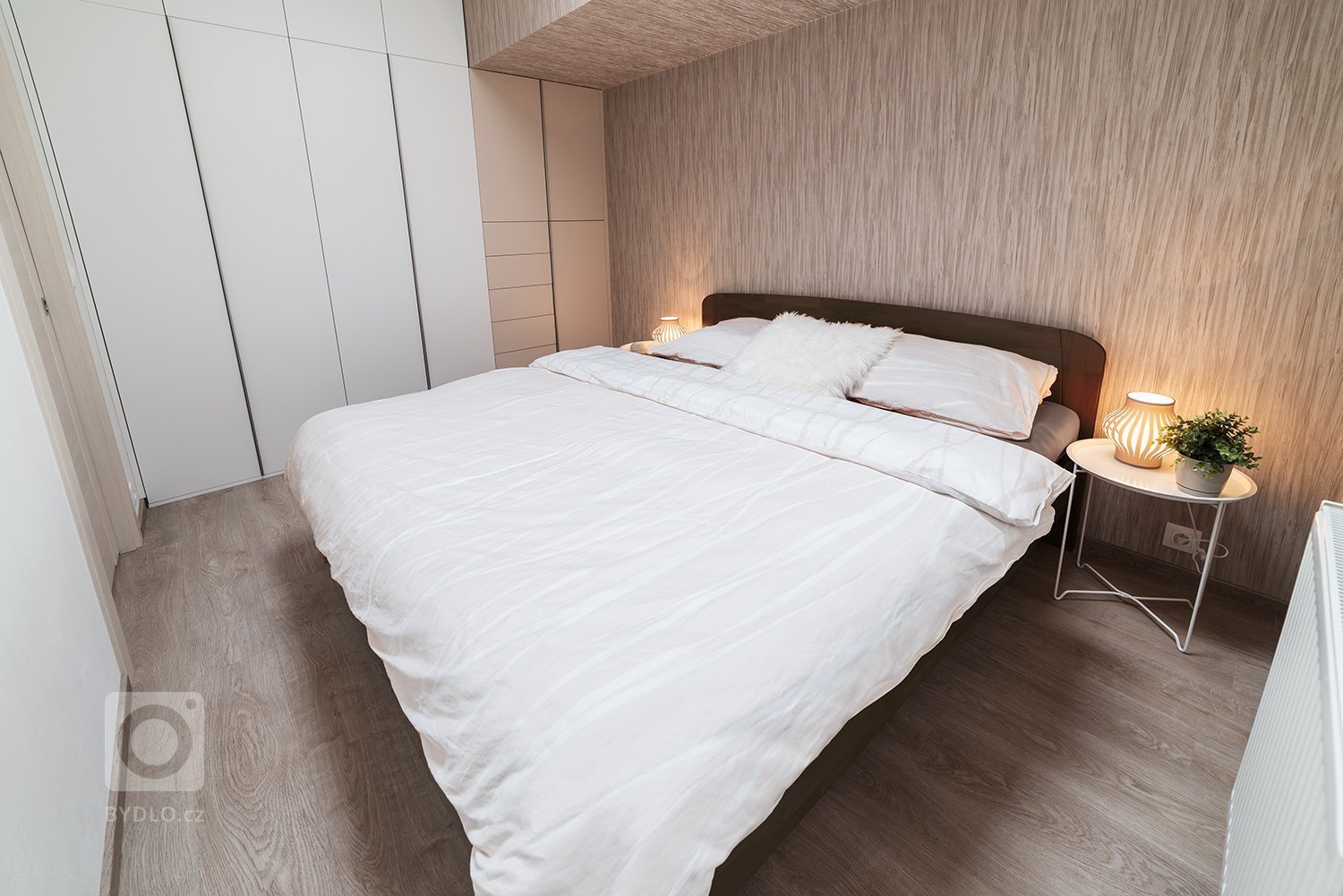 Novostavba jednopodlažního rodinného domu se nachází kousek od centra Brna a je ukrytá v atriu nového bytového domu. Poskytuje&nbsp;tedy dostatek soukromí a…