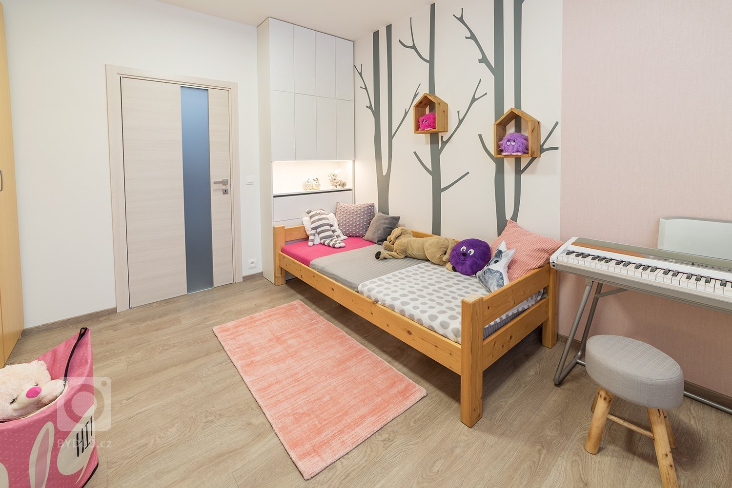 Novostavba jednopodlažního rodinného domu se nachází kousek od centra Brna a je ukrytá v atriu nového bytového domu. Poskytuje&nbsp;tedy dostatek soukromí a…