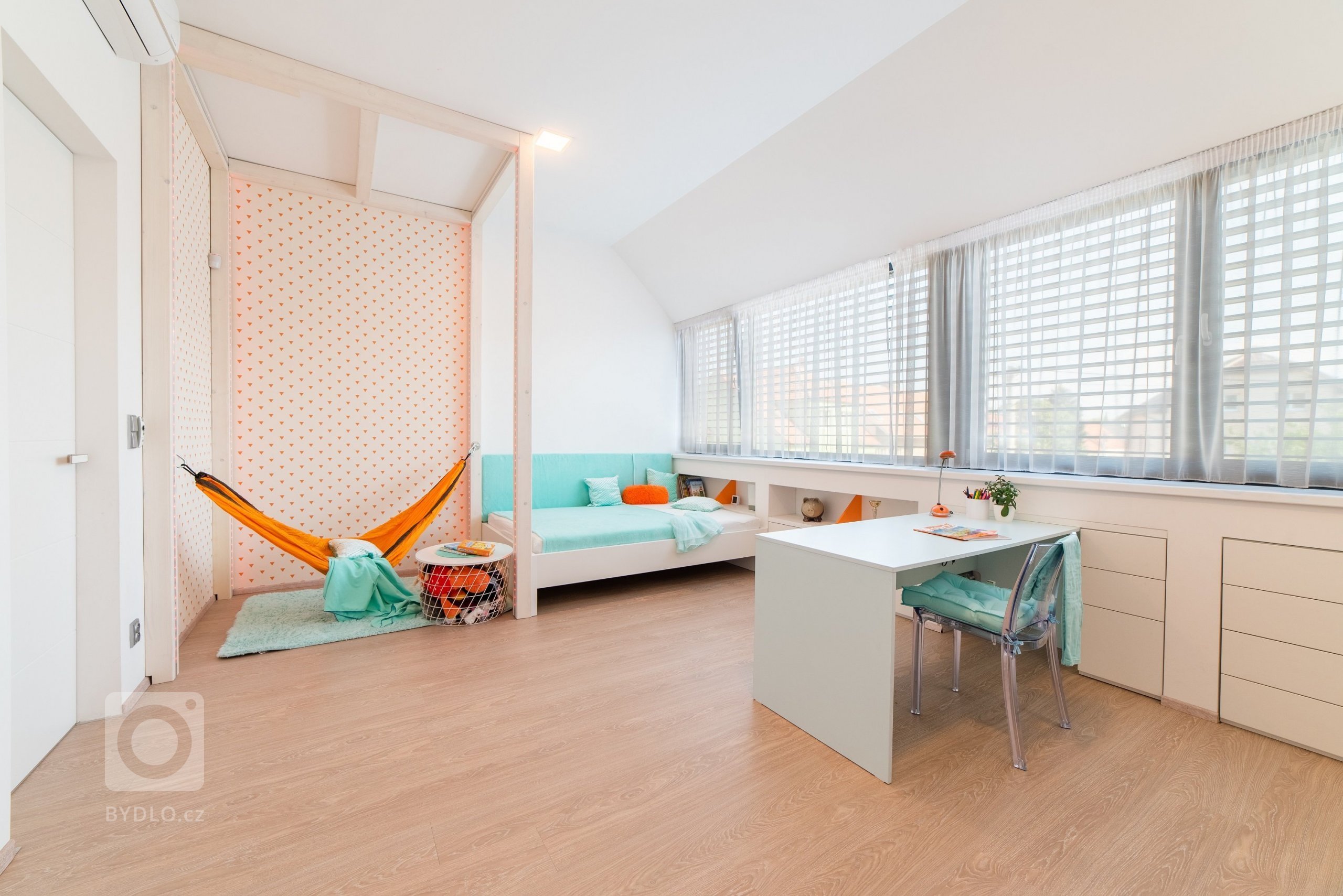 Dětský pokoj je určen pro velmi aktivní a sportovně založenou&nbsp;školačku. Místnost poskytuje dostatek místa na různé herní a sportovní prvky a díky…