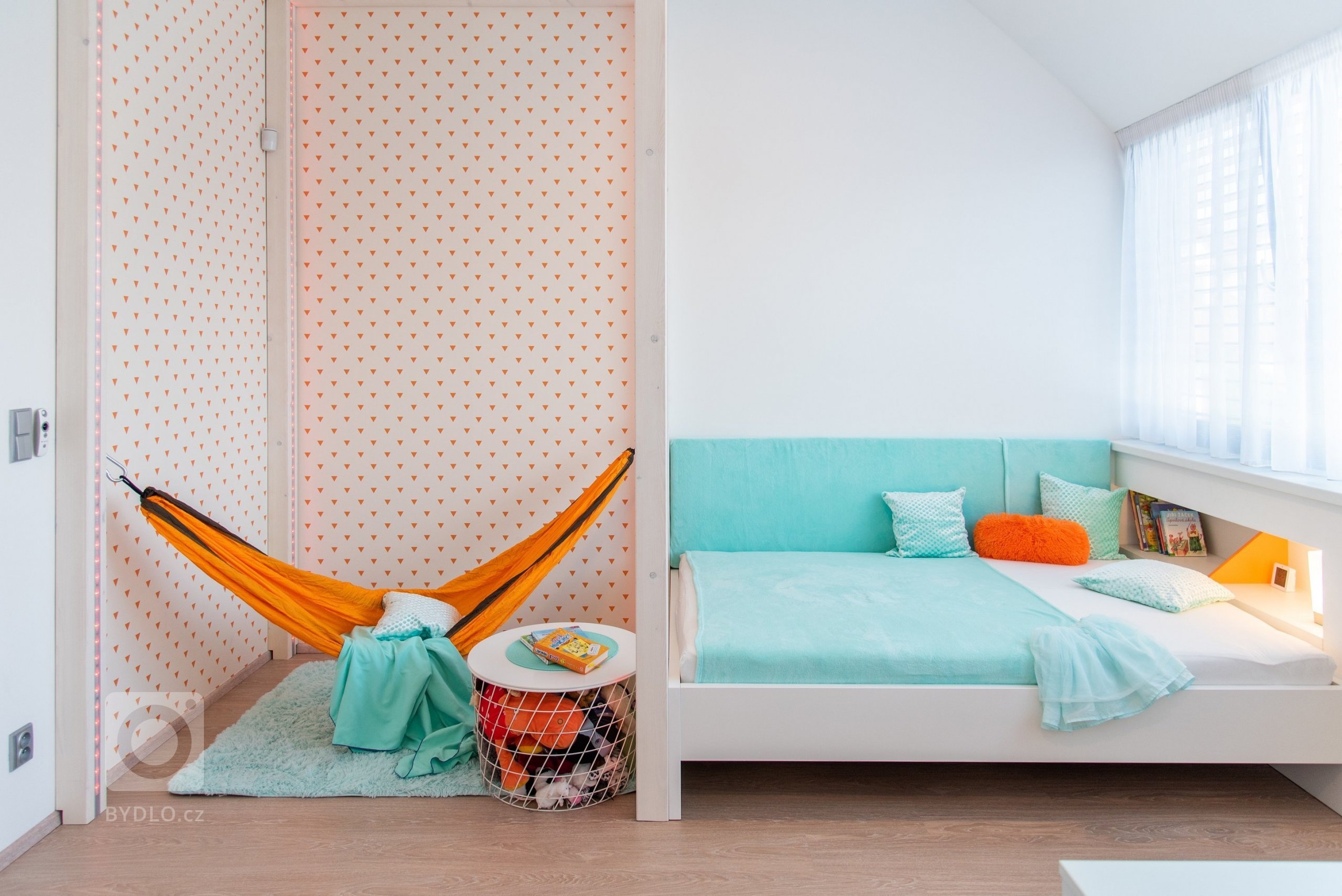 Dětský pokoj je určen pro velmi aktivní a sportovně založenou&nbsp;školačku. Místnost poskytuje dostatek místa na různé herní a sportovní prvky a díky…