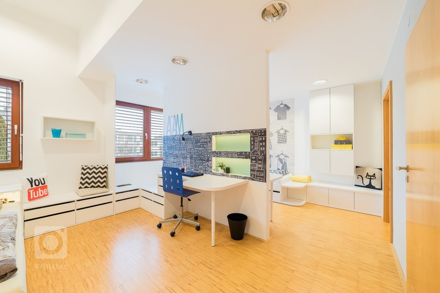 Sdílený dětský pokoj byl na přání dětí rozdělen na &quot;holčičí&quot; a &quot;klučičí&quot; část. Vzhledem k tomu, že má společná okna a jedny dveře, nebylo…