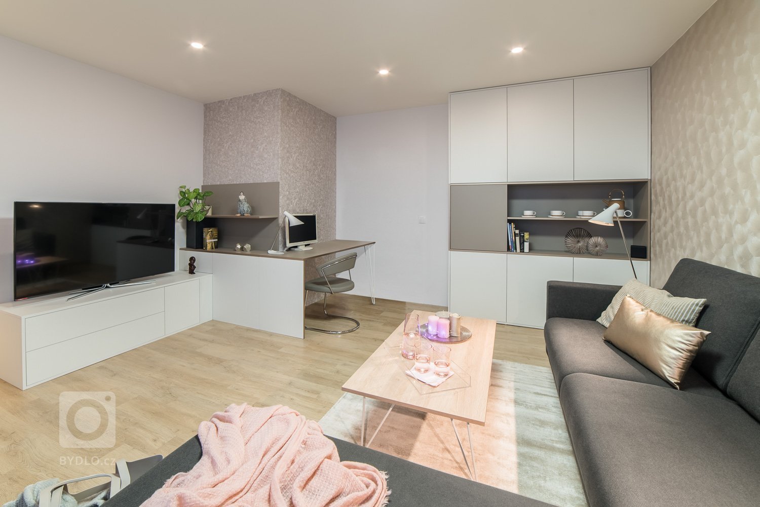 Rekonstrukce panelového bytu&nbsp; - vše ve světlých neutrálních tónech a čistých liniích. Hlavním cílem bylo místnosti co nejvíce sjednotit a provzdušnit.
