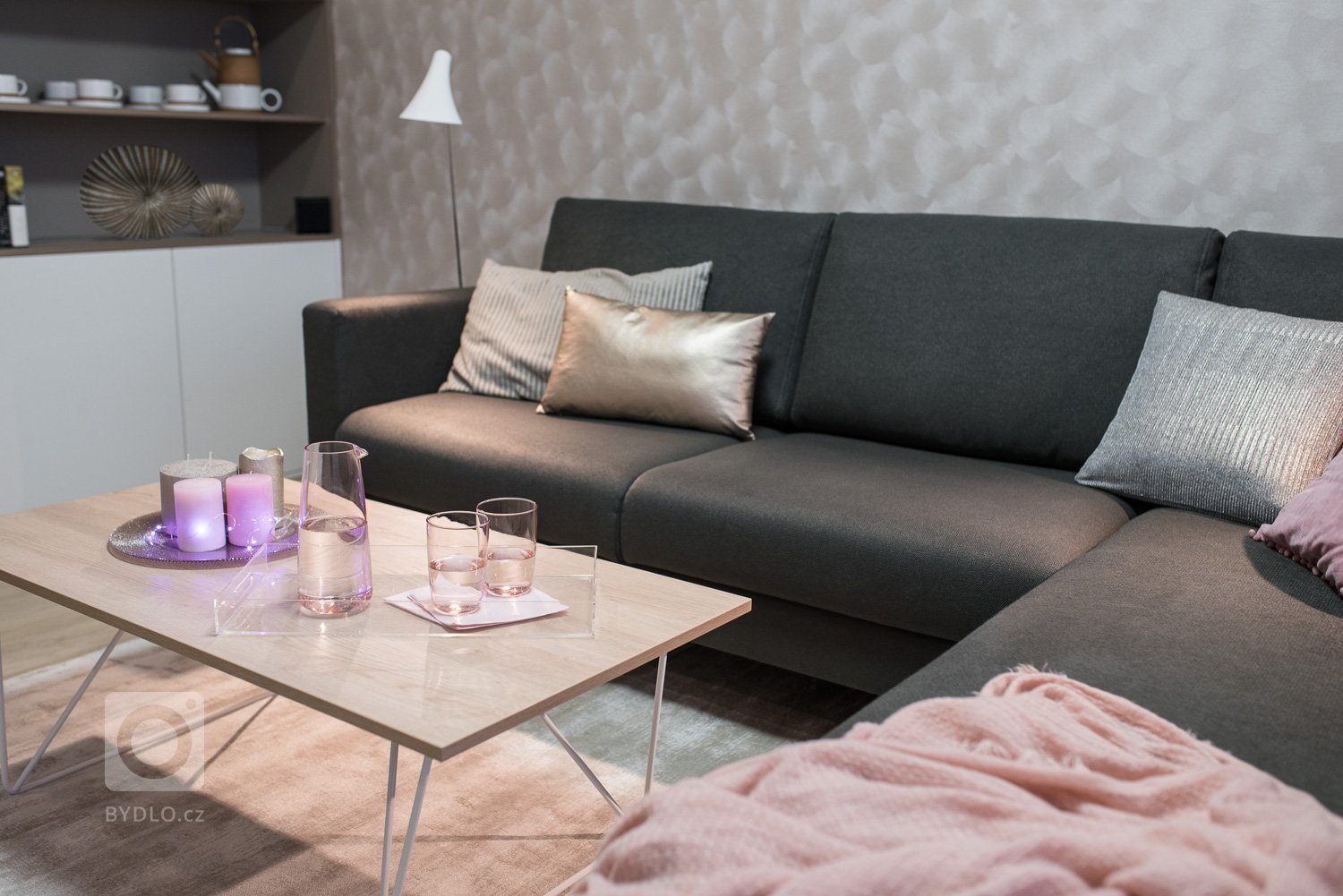 Rekonstrukce panelového bytu&nbsp; - vše ve světlých neutrálních tónech a čistých liniích. Hlavním cílem bylo místnosti co nejvíce sjednotit a provzdušnit.
