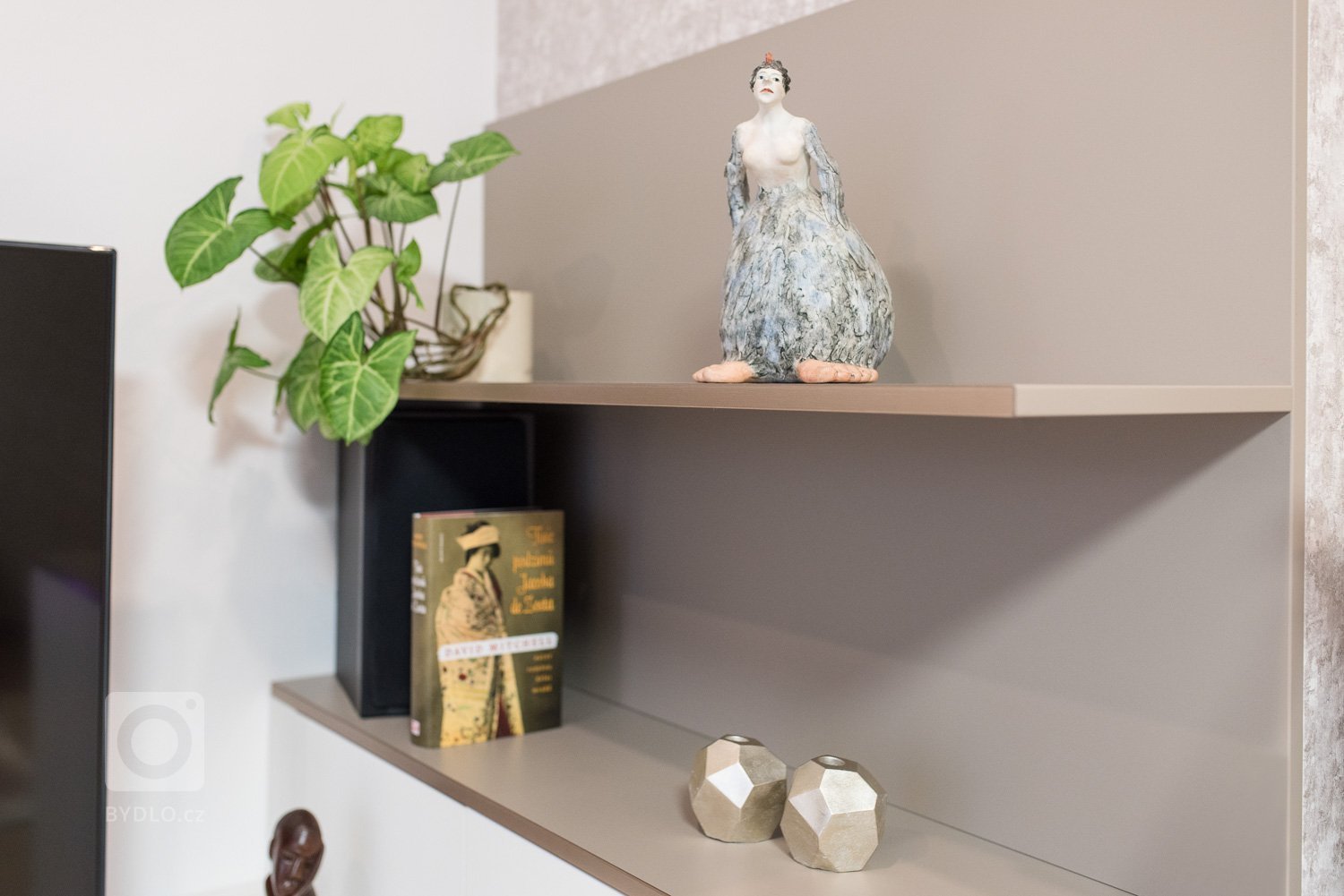 Rekonstrukce panelového bytu&nbsp; - vše ve světlých neutrálních tónech a čistých liniích. Hlavním cílem bylo místnosti co nejvíce sjednotit a provzdušnit.
