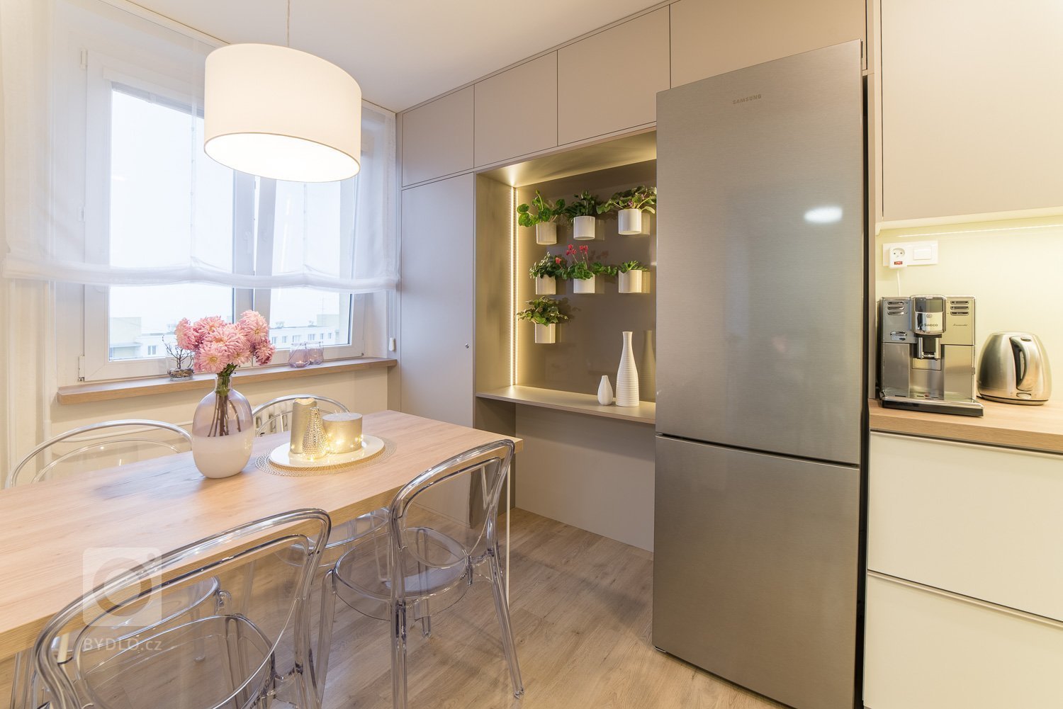 Rekonstrukce panelového bytu&nbsp; - vše ve světlých neutrálních tónech a čistých liniích. Hlavním cílem bylo místnosti co nejvíce sjednotit a provzdušnit.
