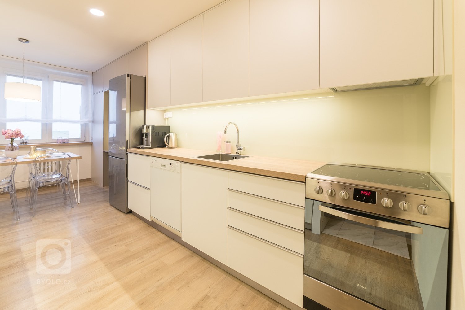 Rekonstrukce panelového bytu&nbsp; - vše ve světlých neutrálních tónech a čistých liniích. Hlavním cílem bylo místnosti co nejvíce sjednotit a provzdušnit.
